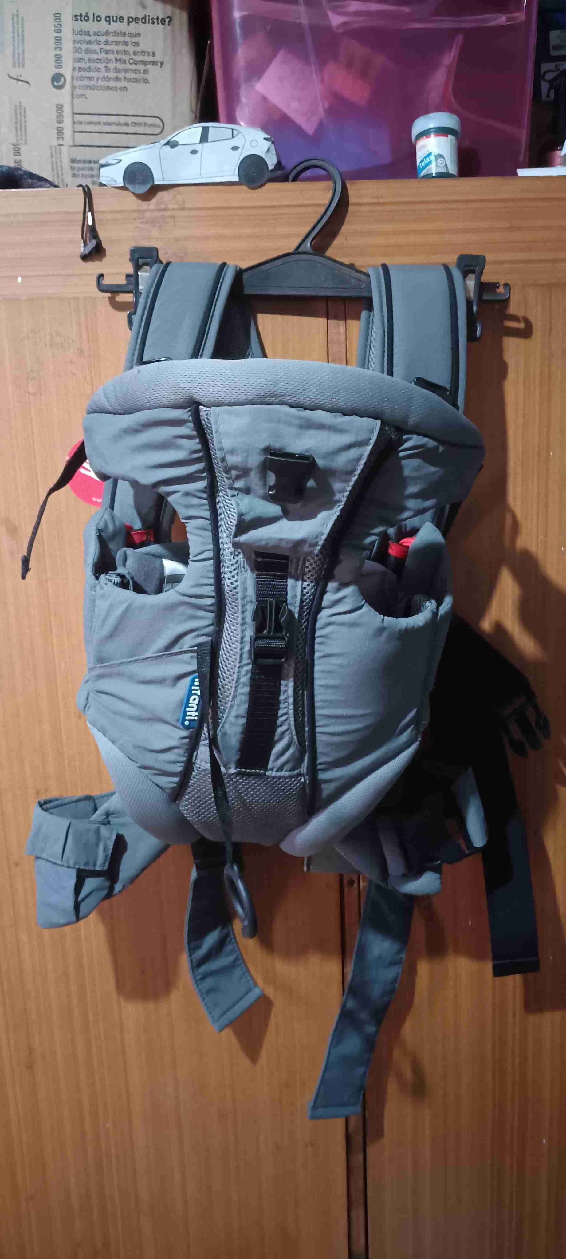 Mochila porta bebé gris resistente