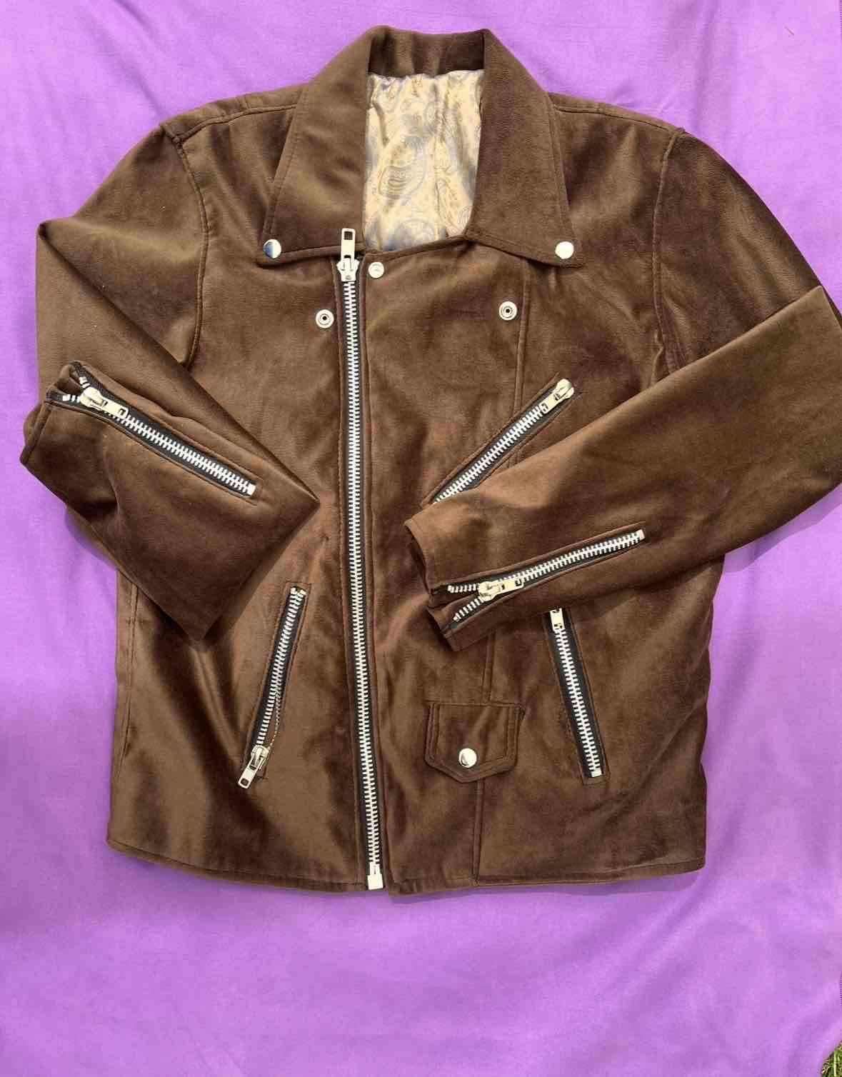 Chaqueta café de cuero estilo biker