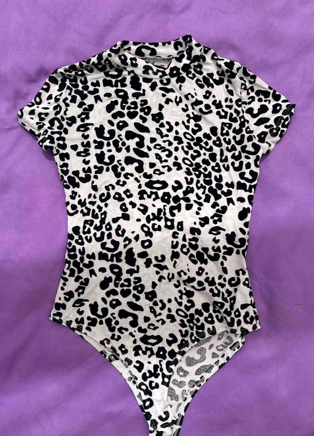 Body animal print blanco y negro