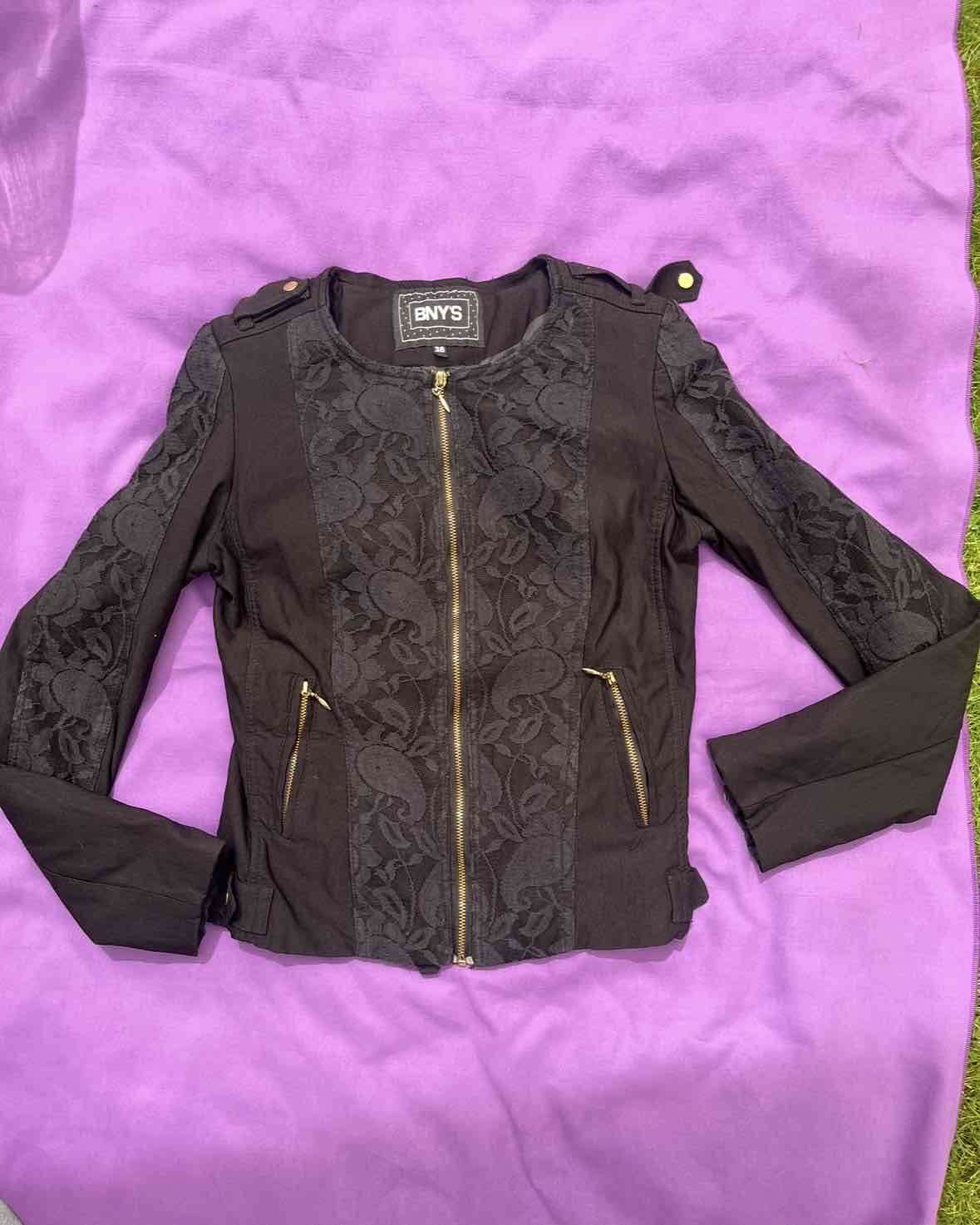 Chaqueta negra con encaje