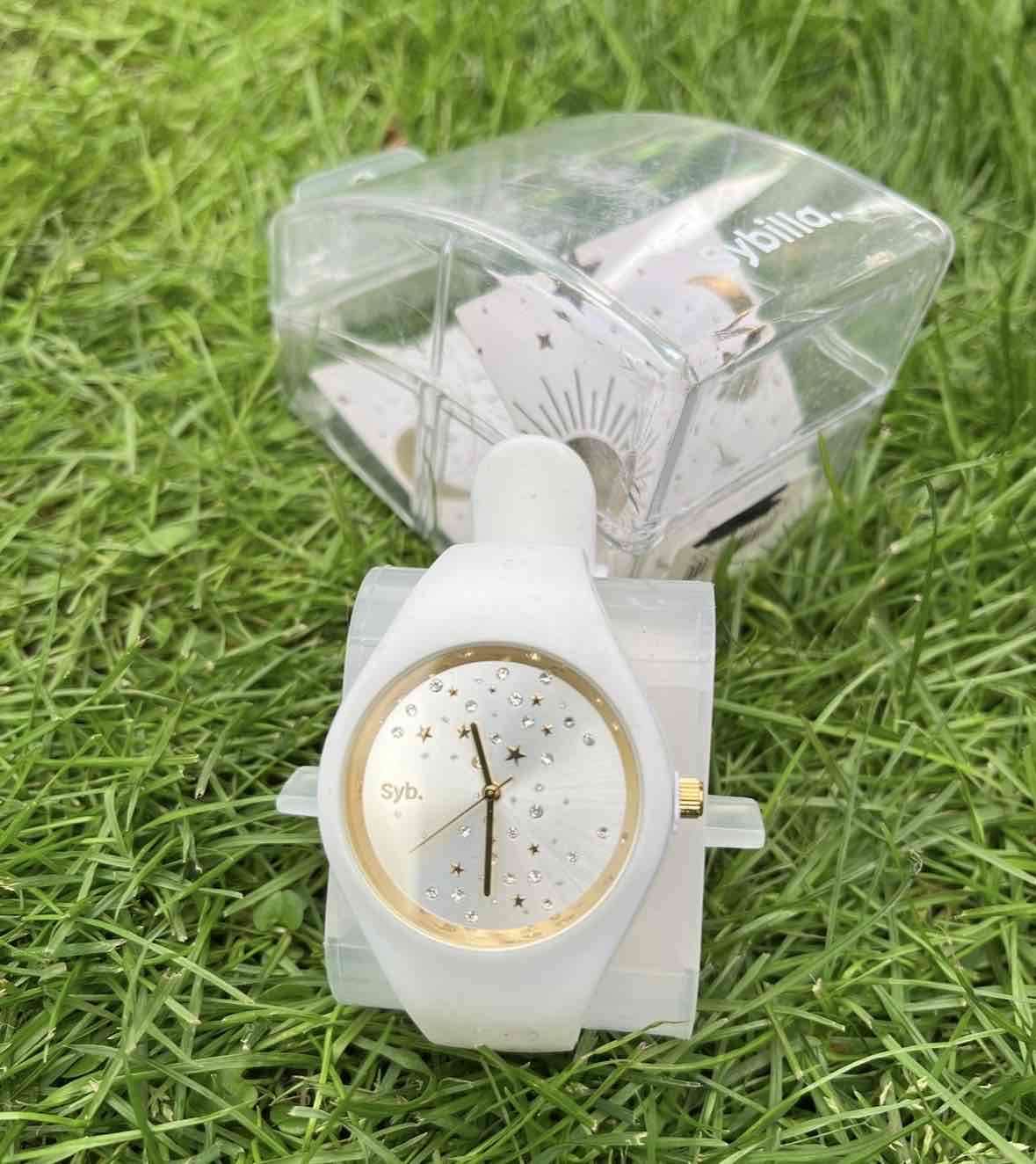 Reloj blanco con estuche