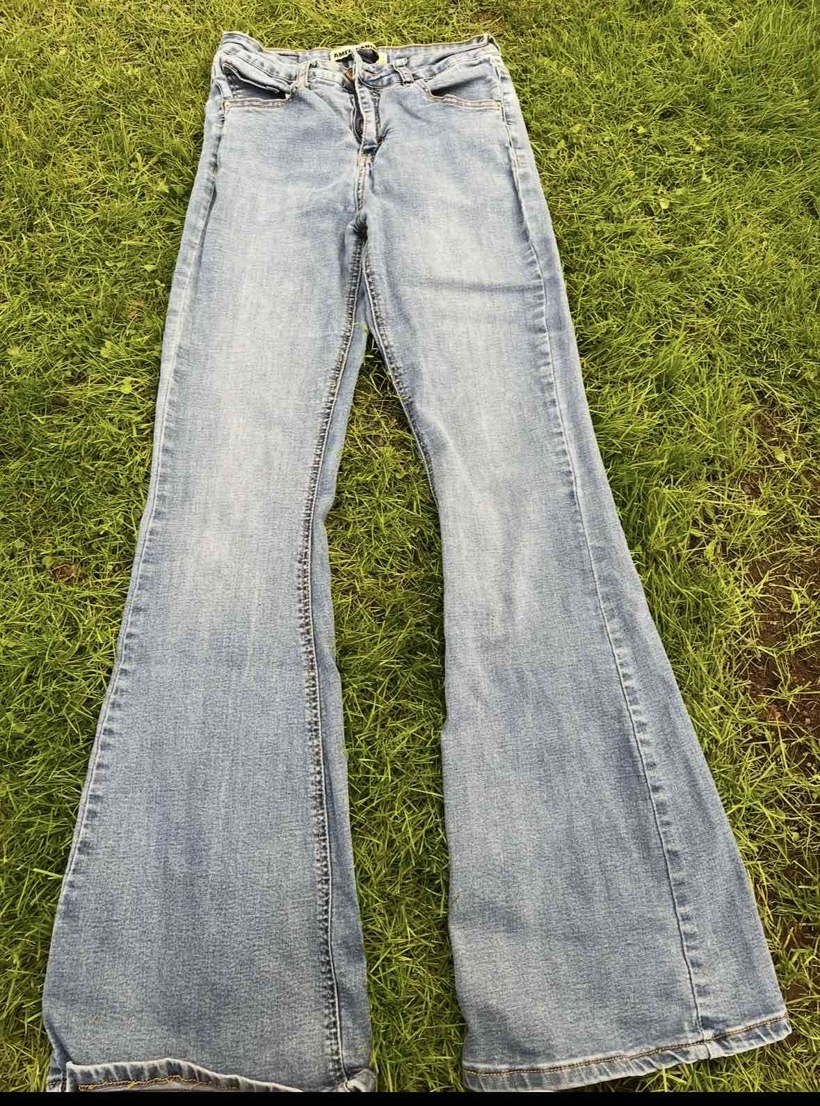 Jeans acampanados azul claro