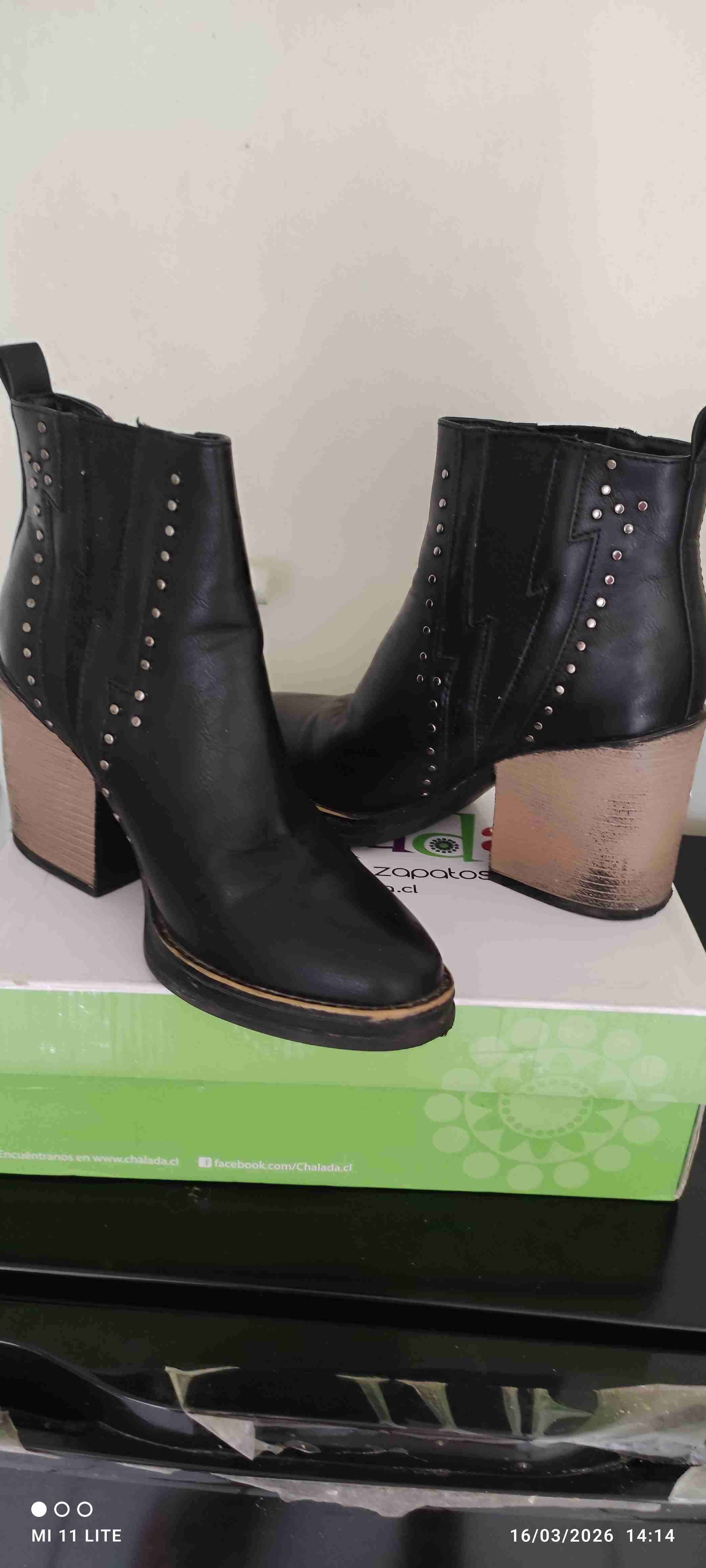 Botines negros simil cuero con tachas Marca CHALAD - miniatura 2