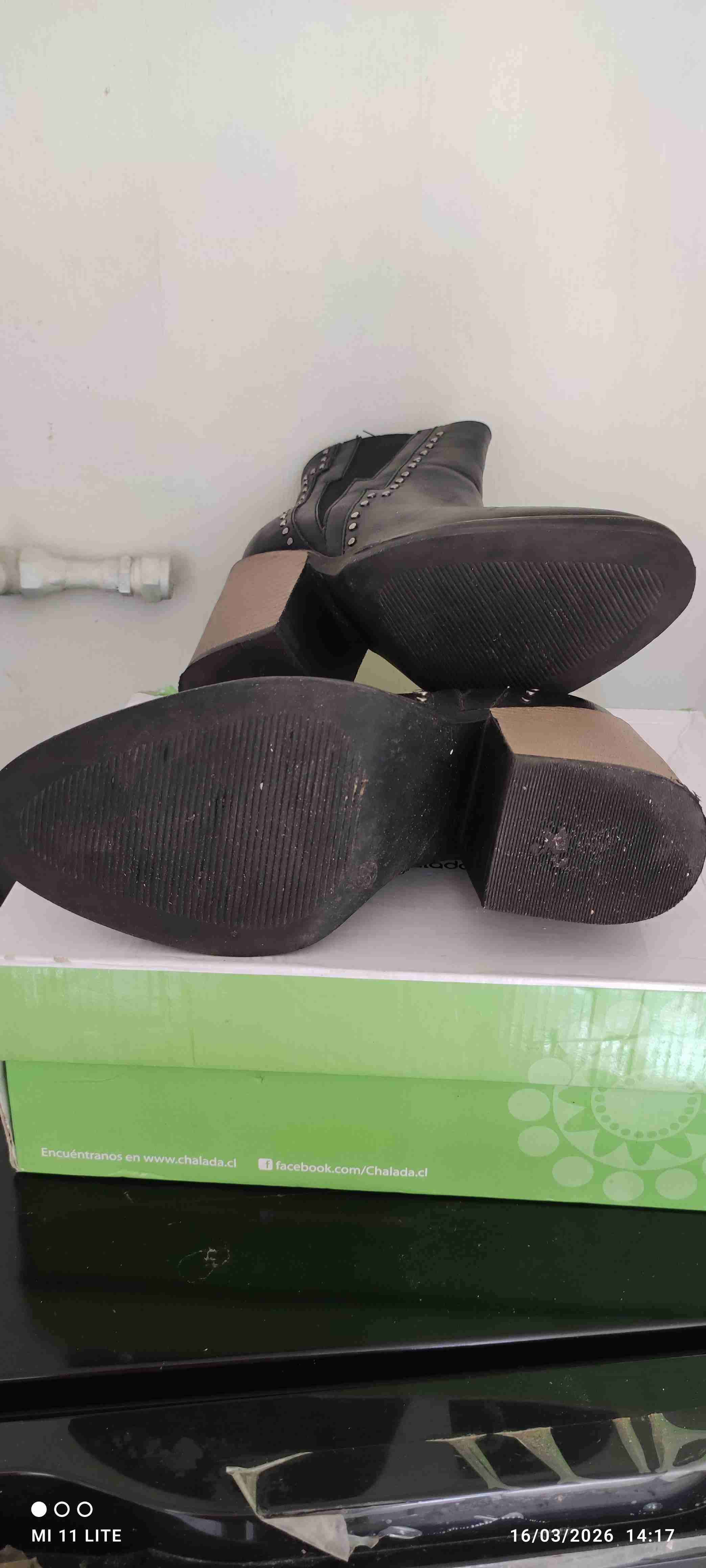 Botines negros simil cuero con tachas Marca CHALAD - miniatura 3