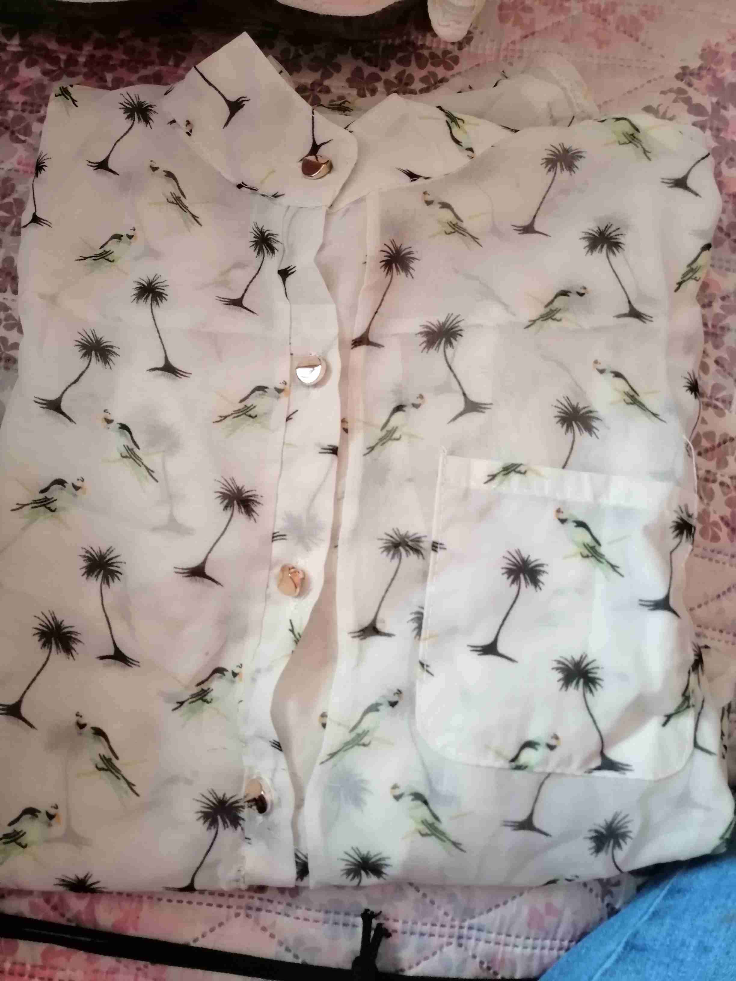 Blusa estampada de palmeras y loros