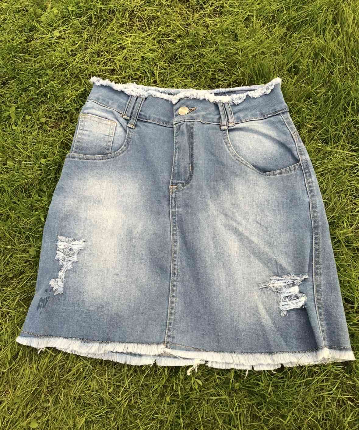 Falda de mezclilla con detalles desgastados