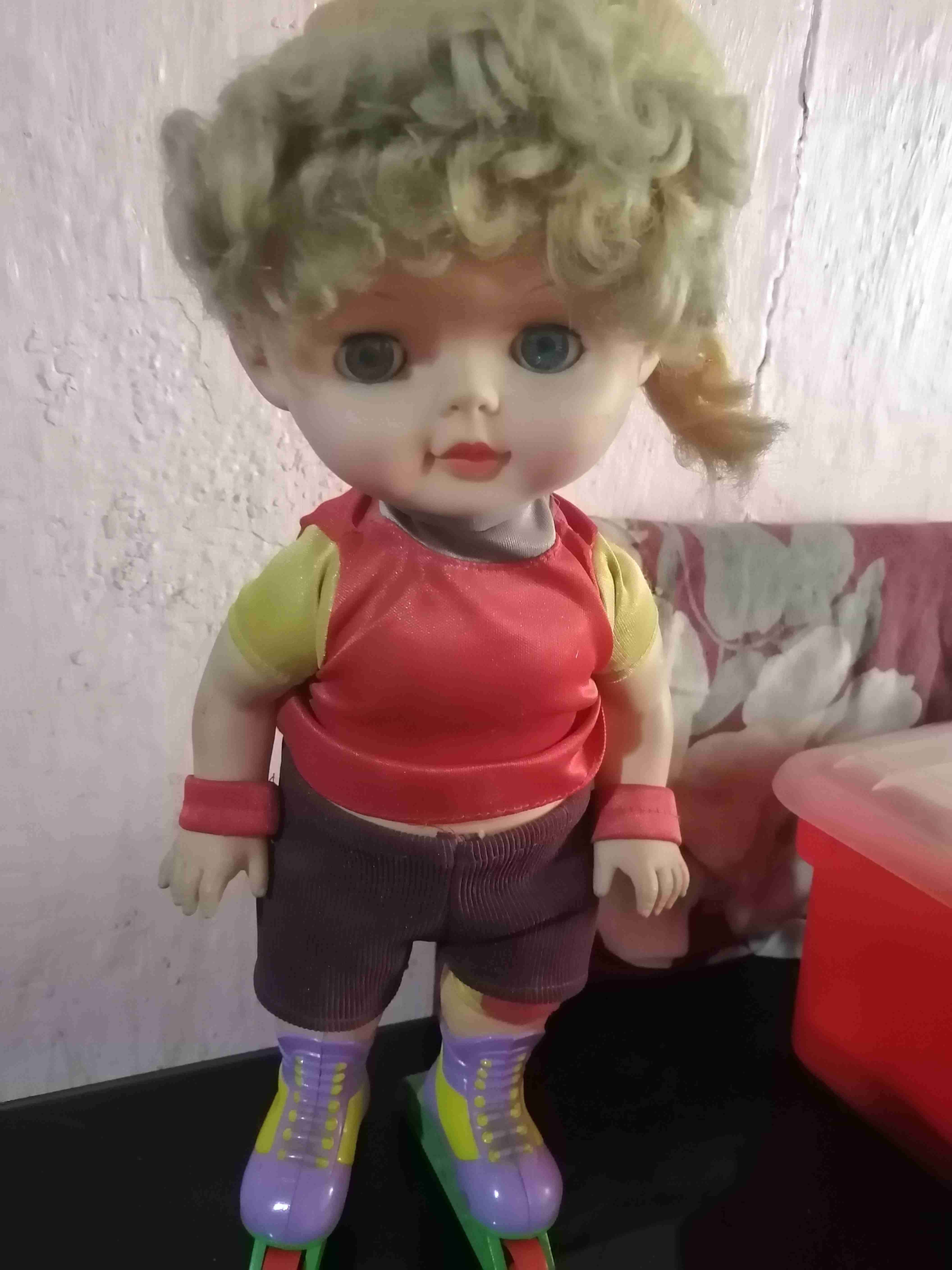 Muñeca vintage con patines