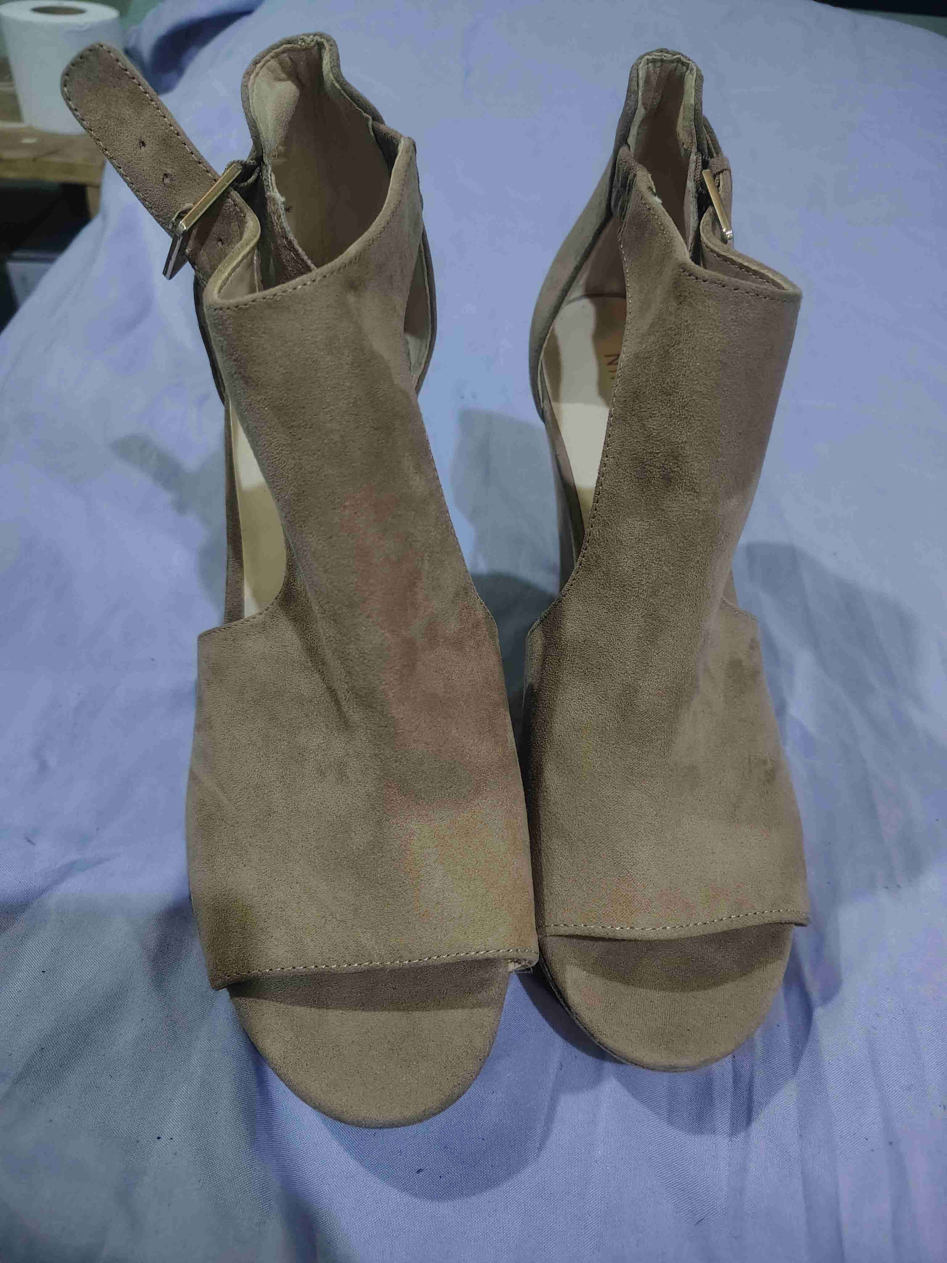 Sandalias Nine West de gamuza beige/marrón claro