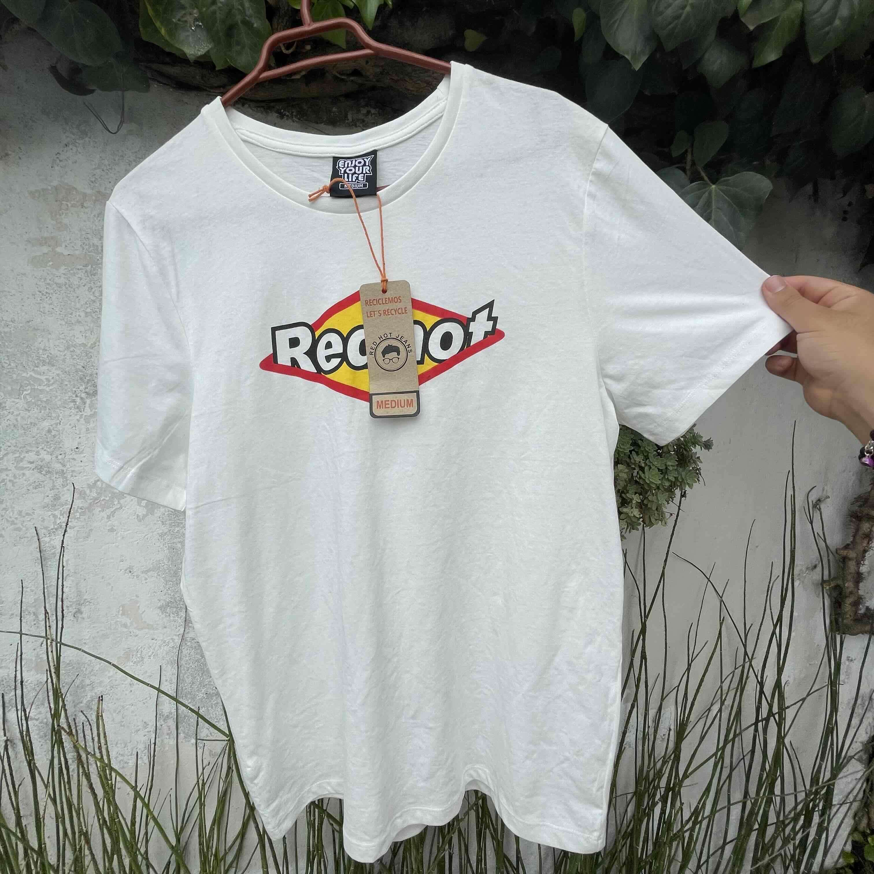 Polera blanca con logo Red Hot