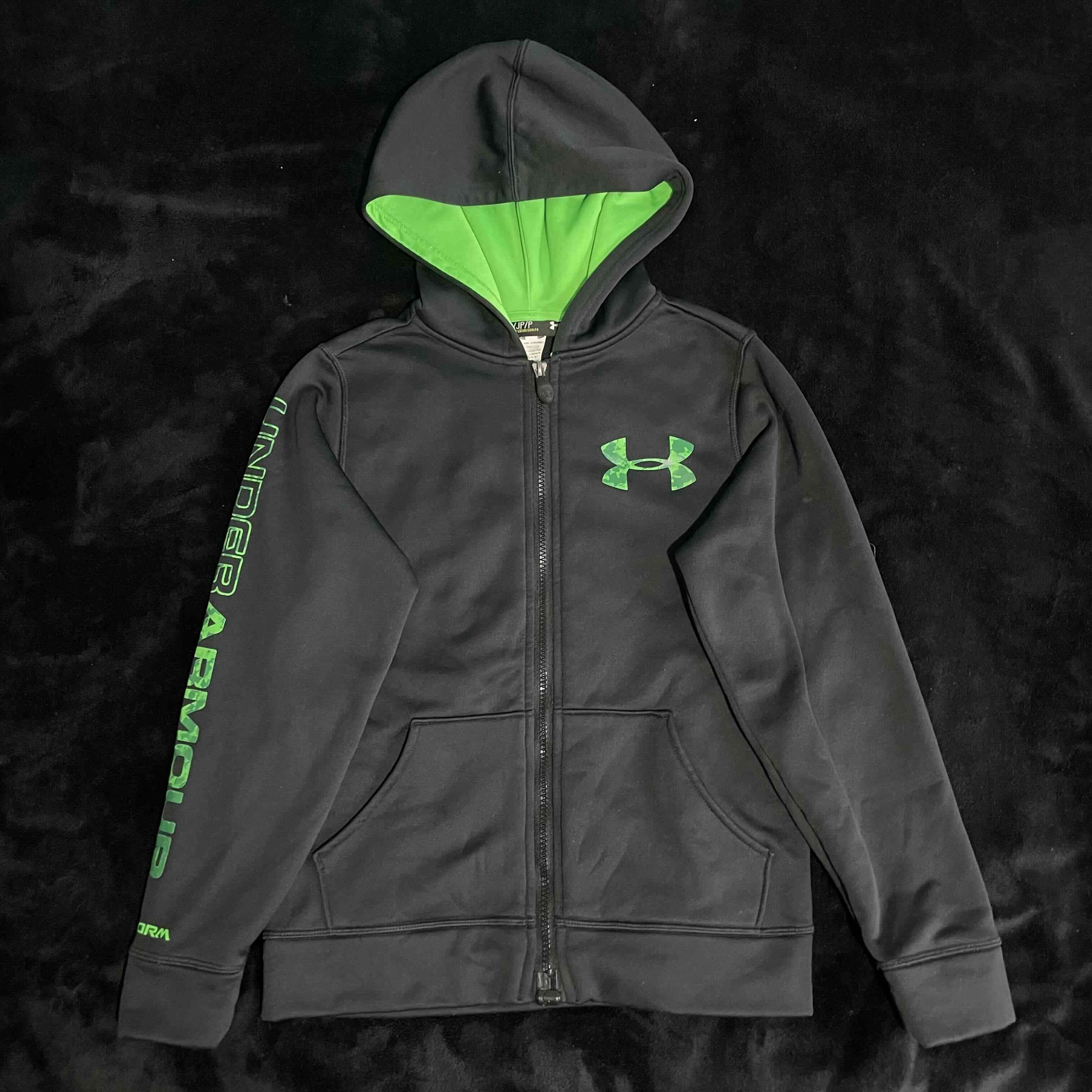 Polerón Under Armour negro y verde