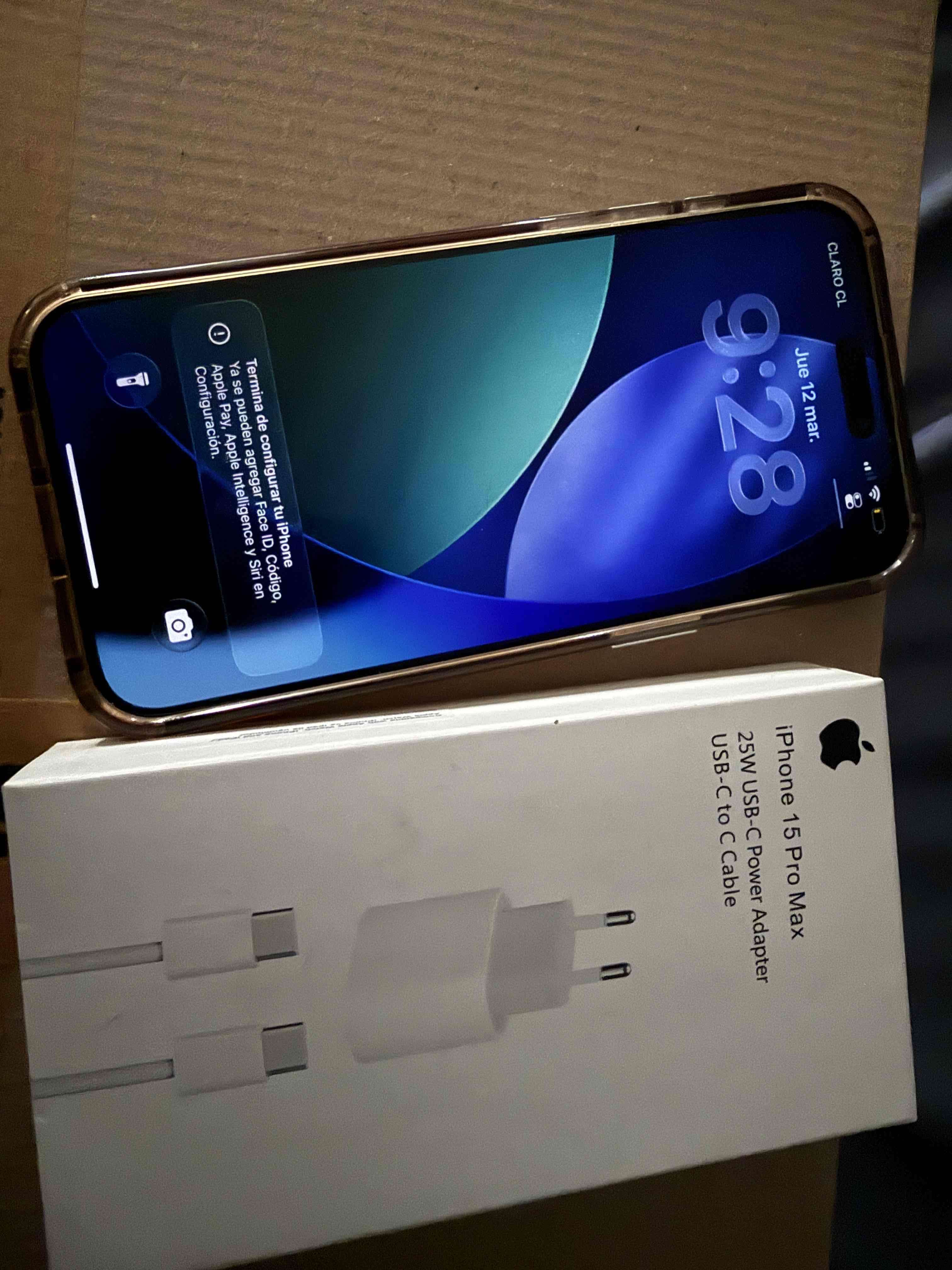 iPhone 15 Pro Max con cargador