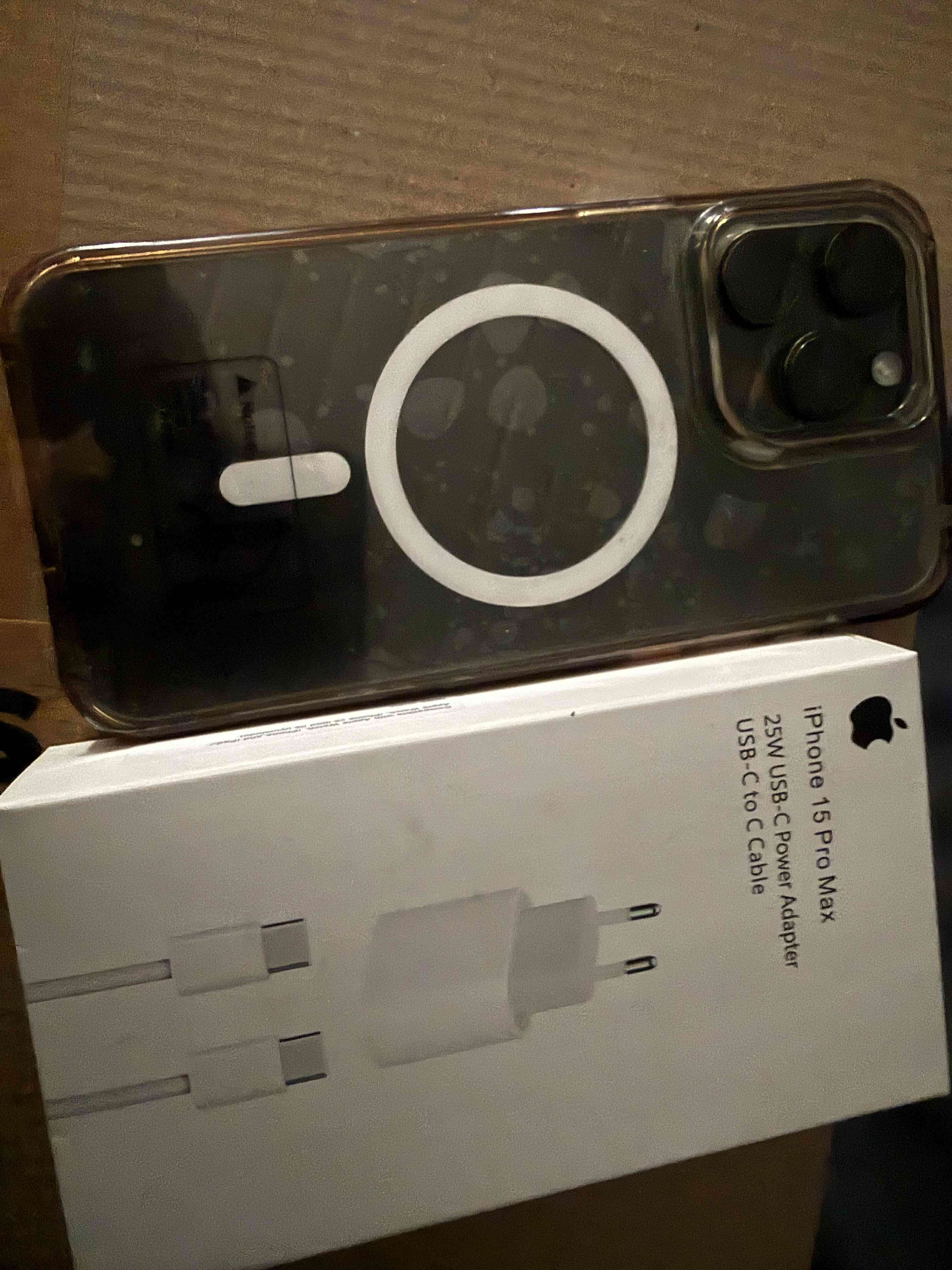 iPhone 15 Pro Max con cargador - miniatura 2