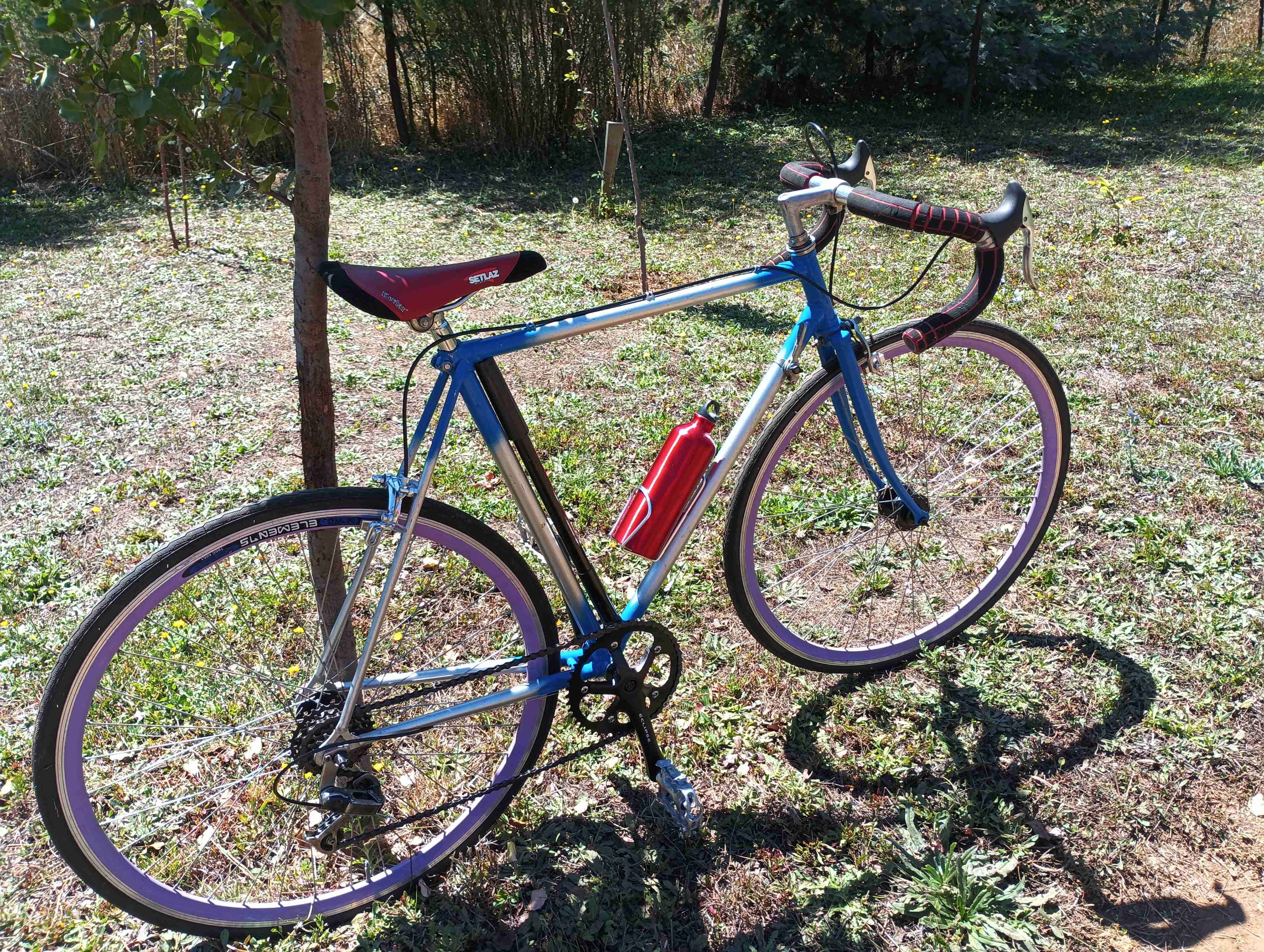 Bicicleta de carretera azul y plateada - miniatura 2