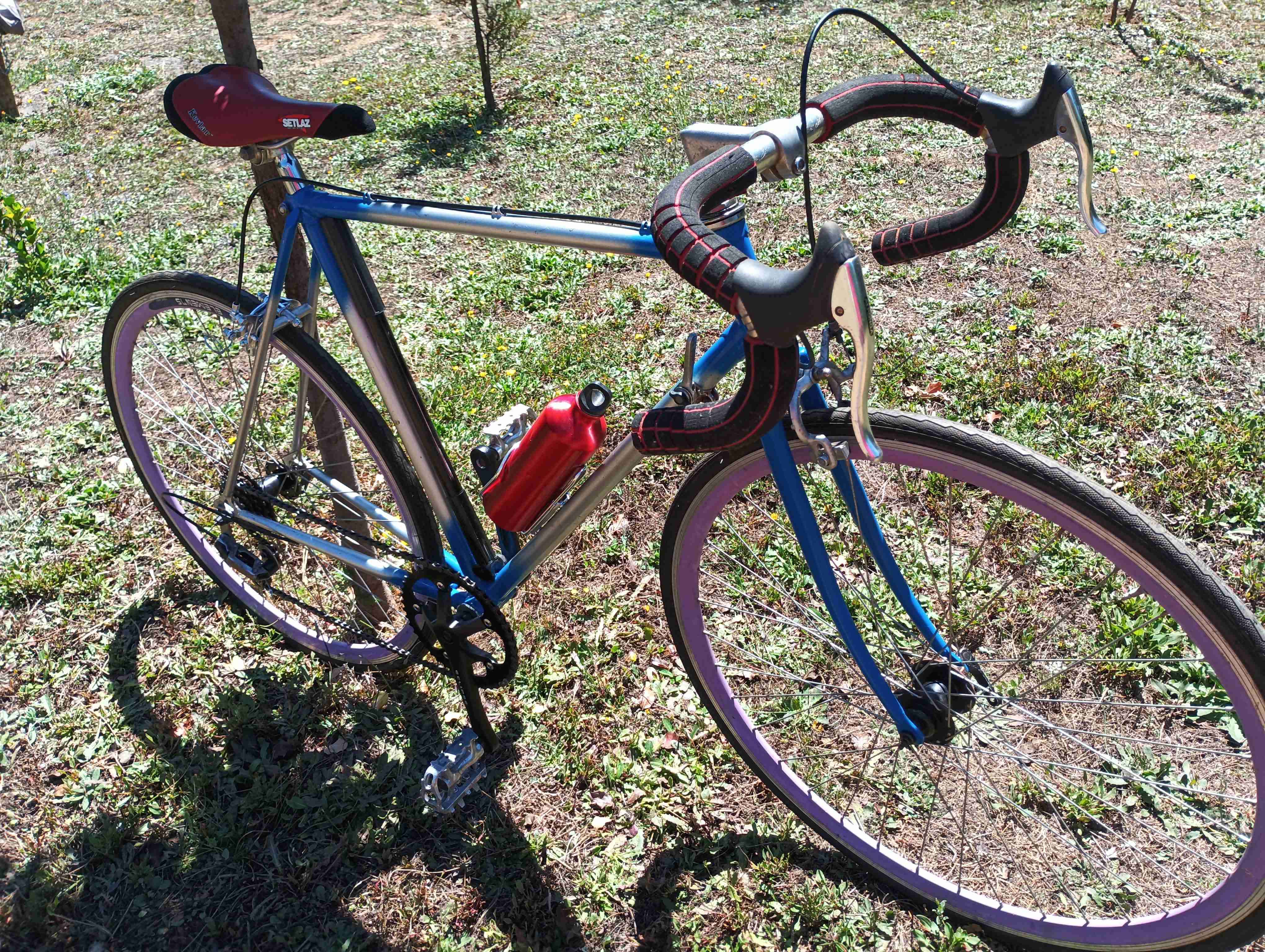 Bicicleta de carretera azul y plateada - miniatura 3