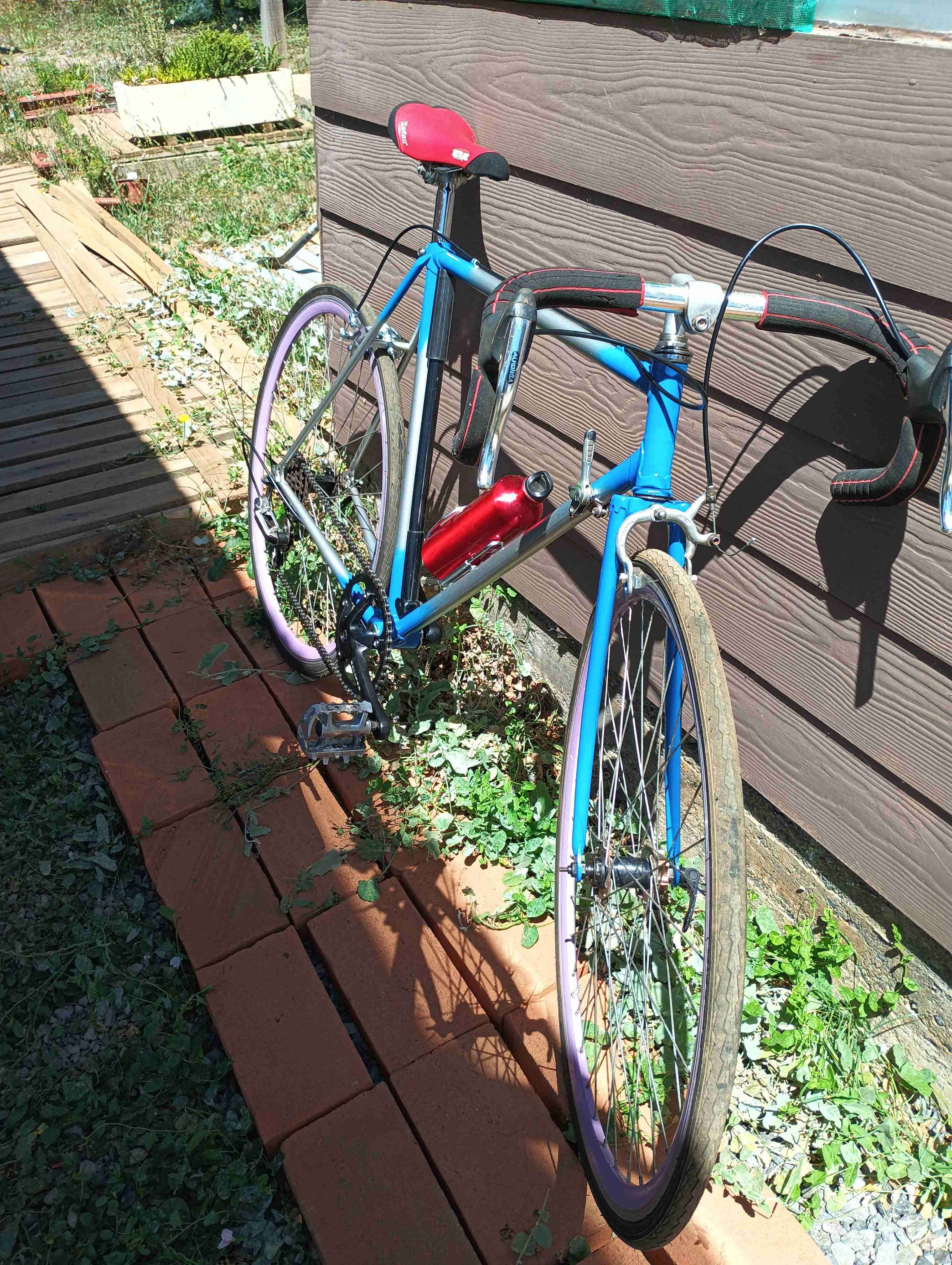 Bicicleta de carretera azul y plateada - miniatura 4