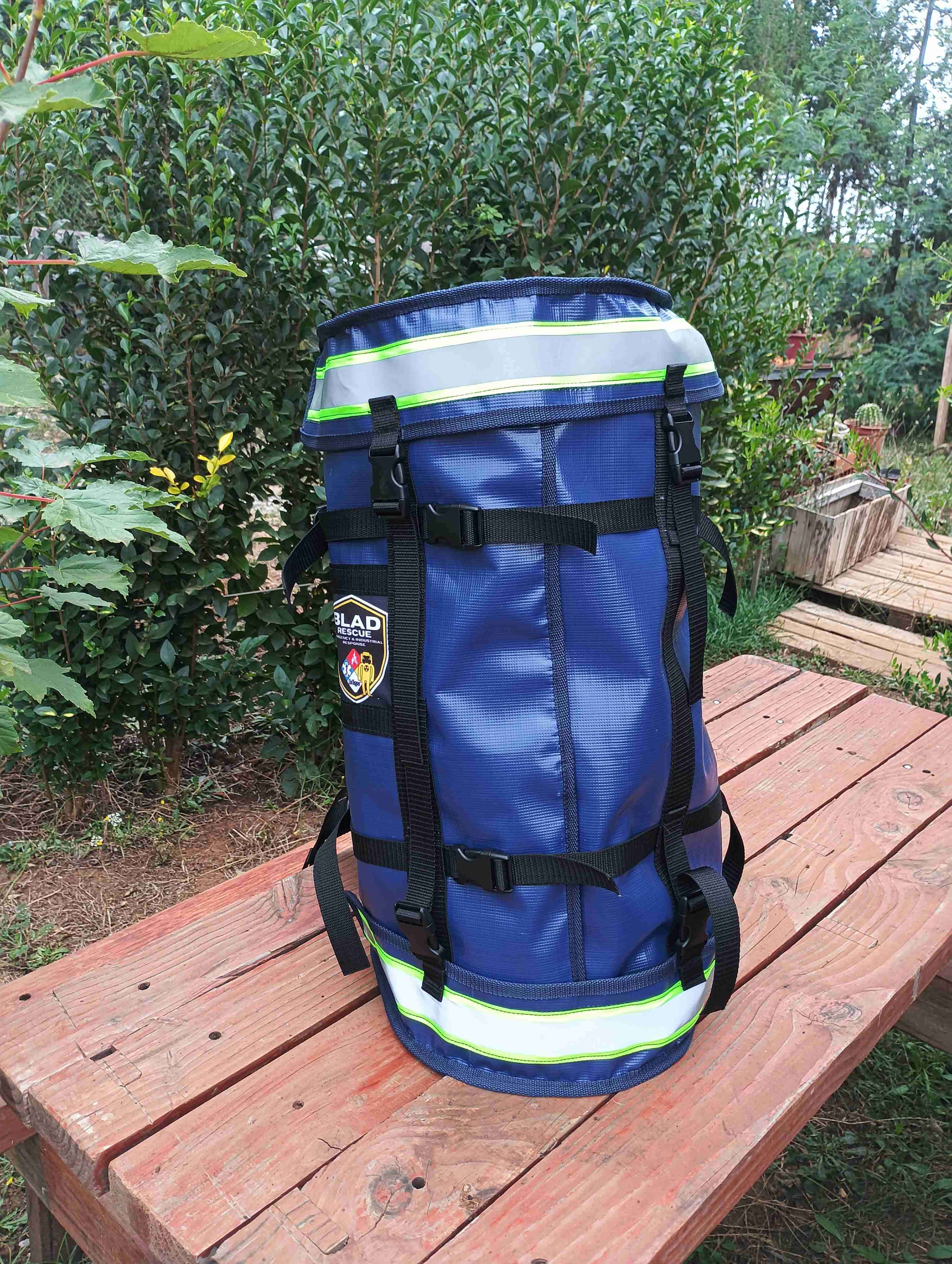 Mochila azul con detalles reflectantes