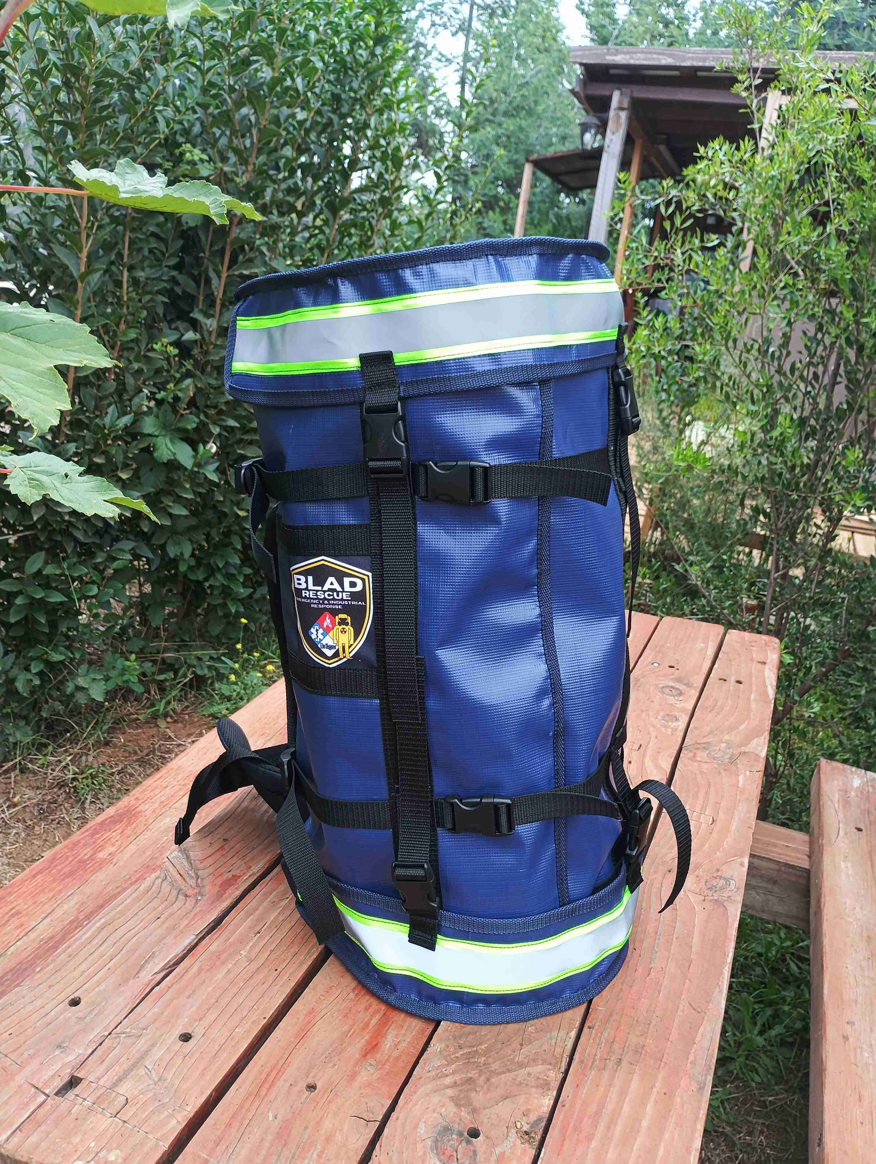 Mochila azul con detalles reflectantes - miniatura 2