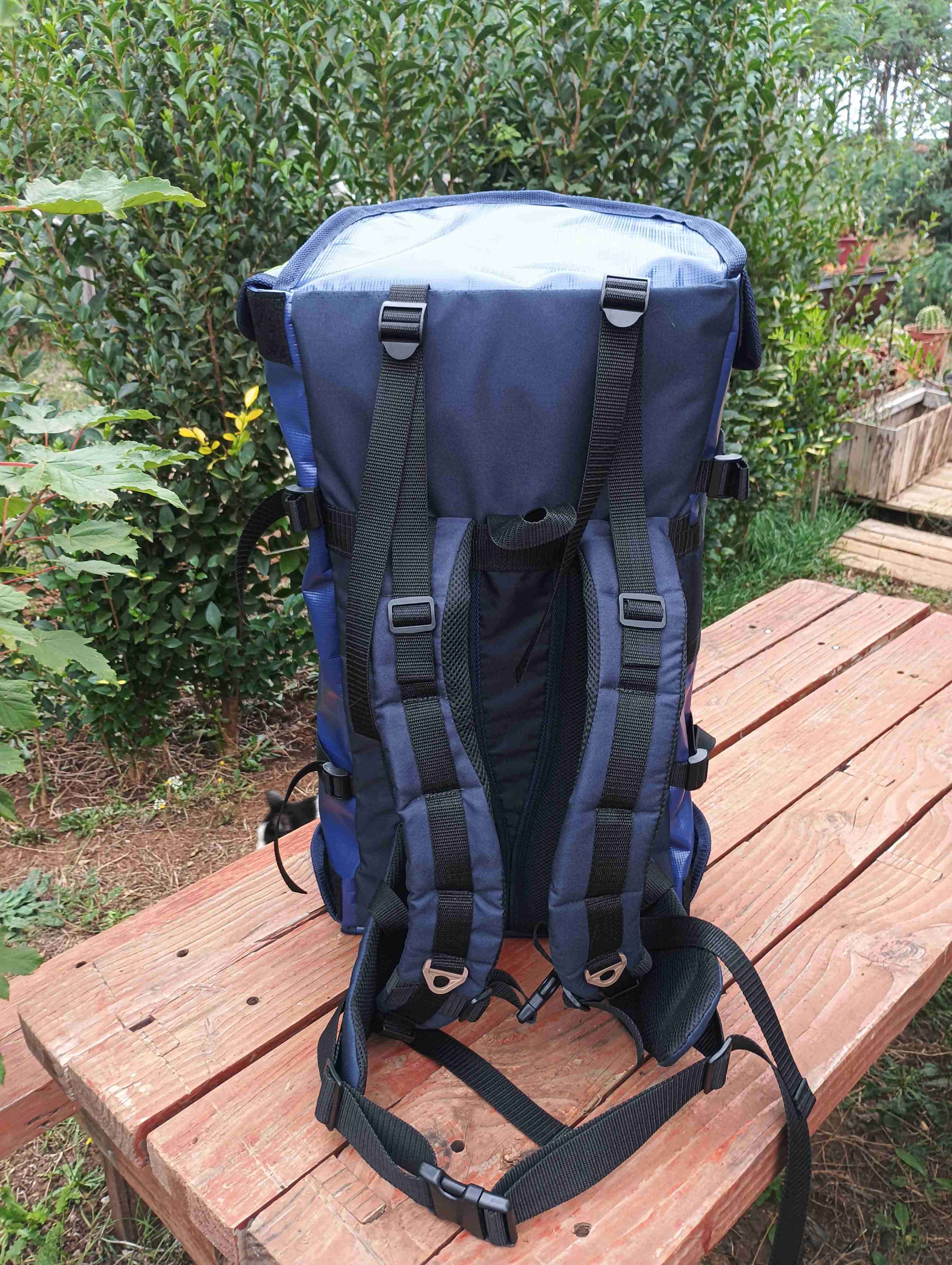 Mochila azul con detalles reflectantes - miniatura 3