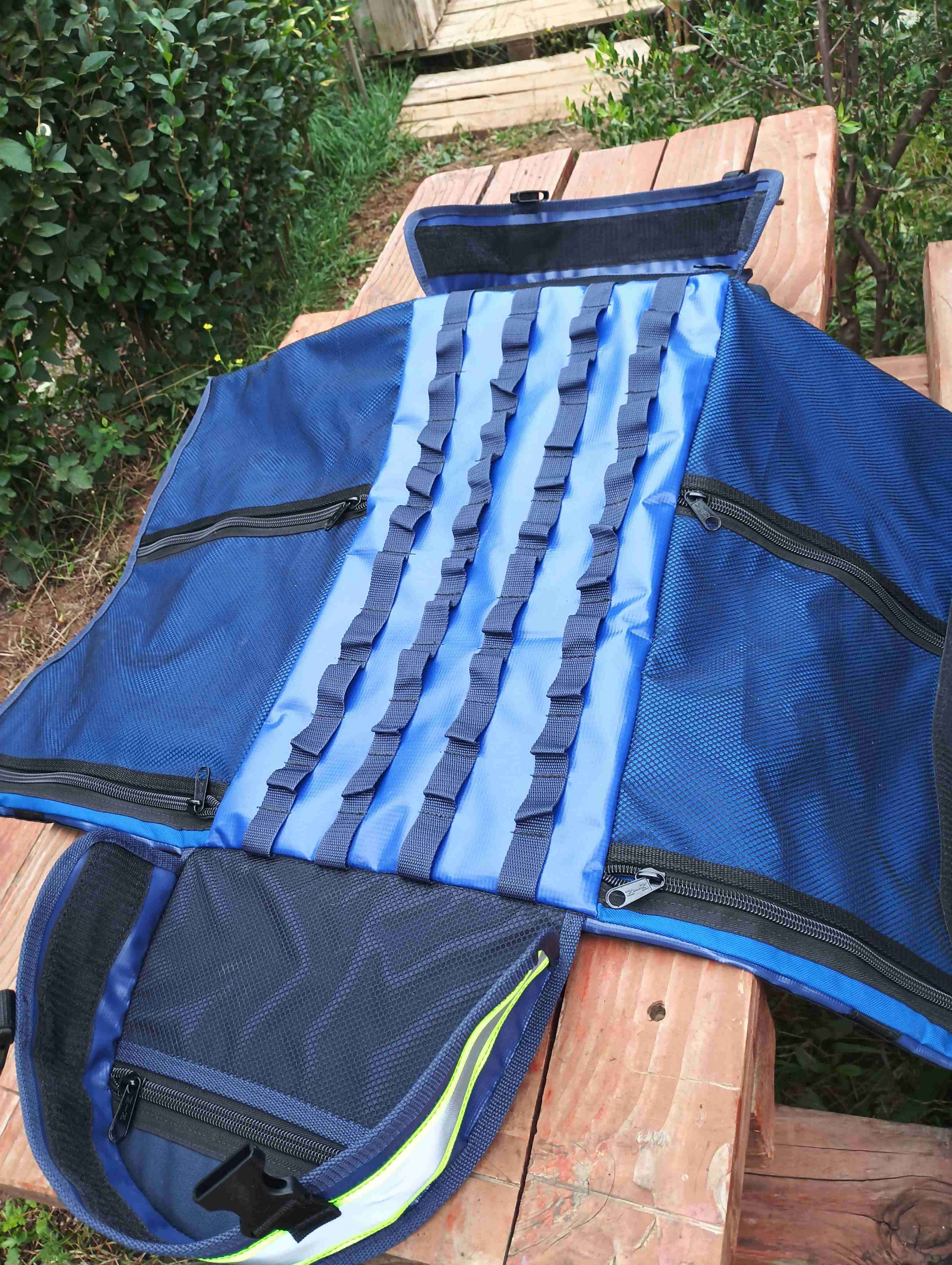 Mochila azul con detalles reflectantes - miniatura 4