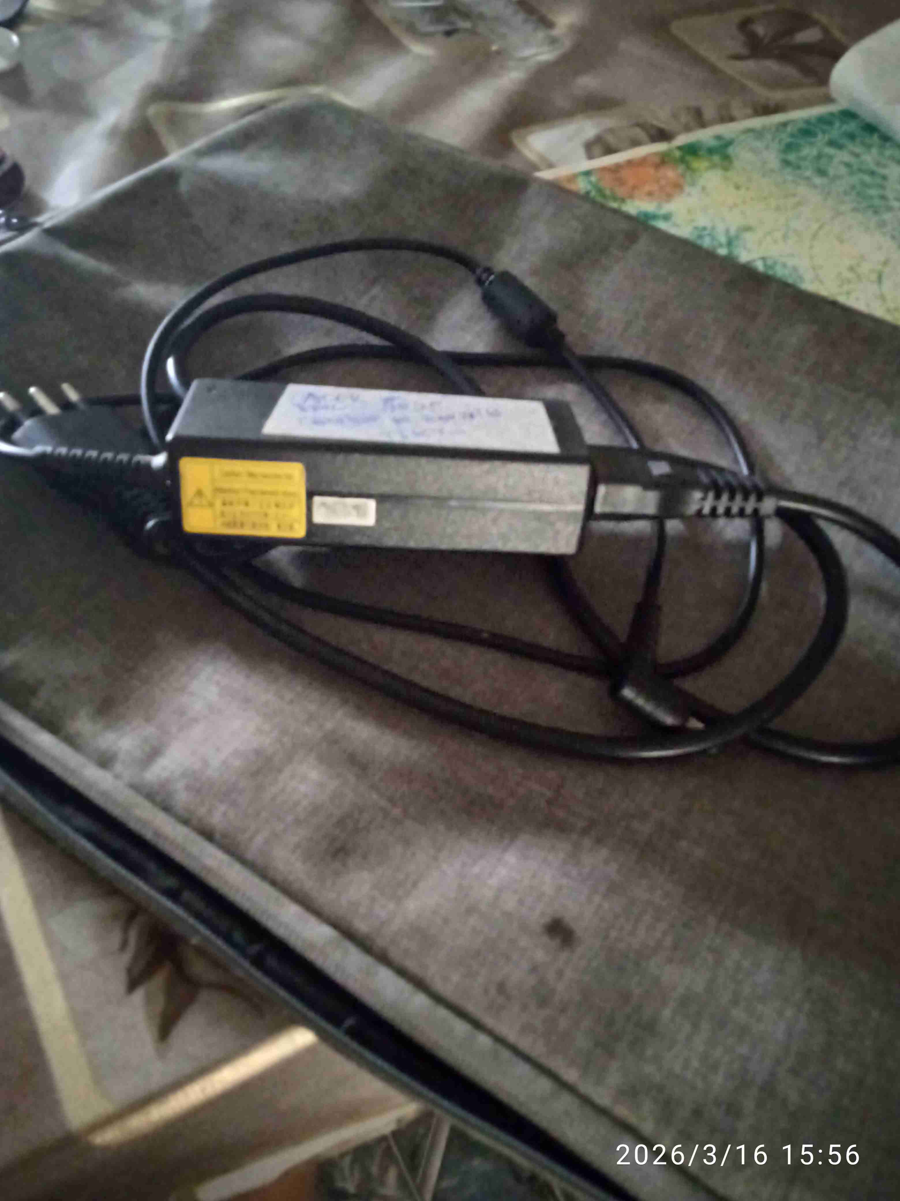 Laptop Acer azul con sticker, cargador y teclado - miniatura 2