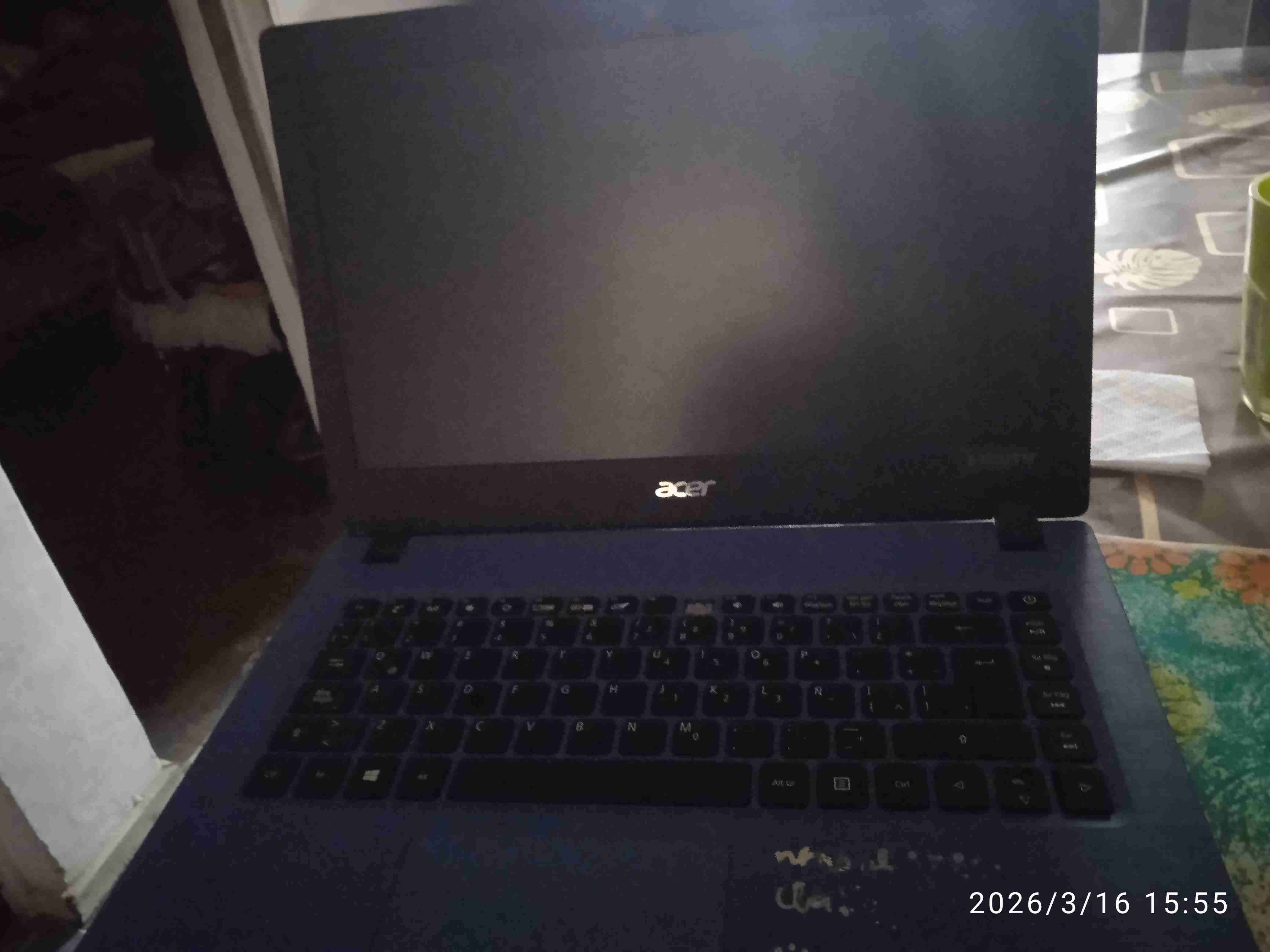 Laptop Acer azul con sticker, cargador y teclado - miniatura 3