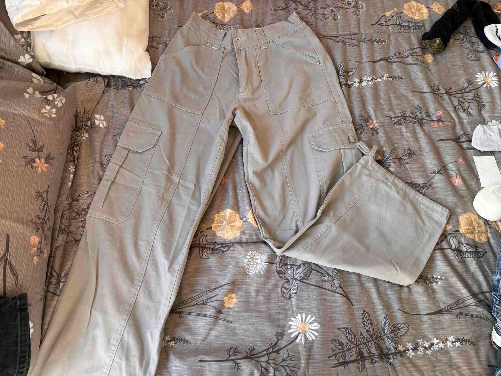 Pantalones cargo grises