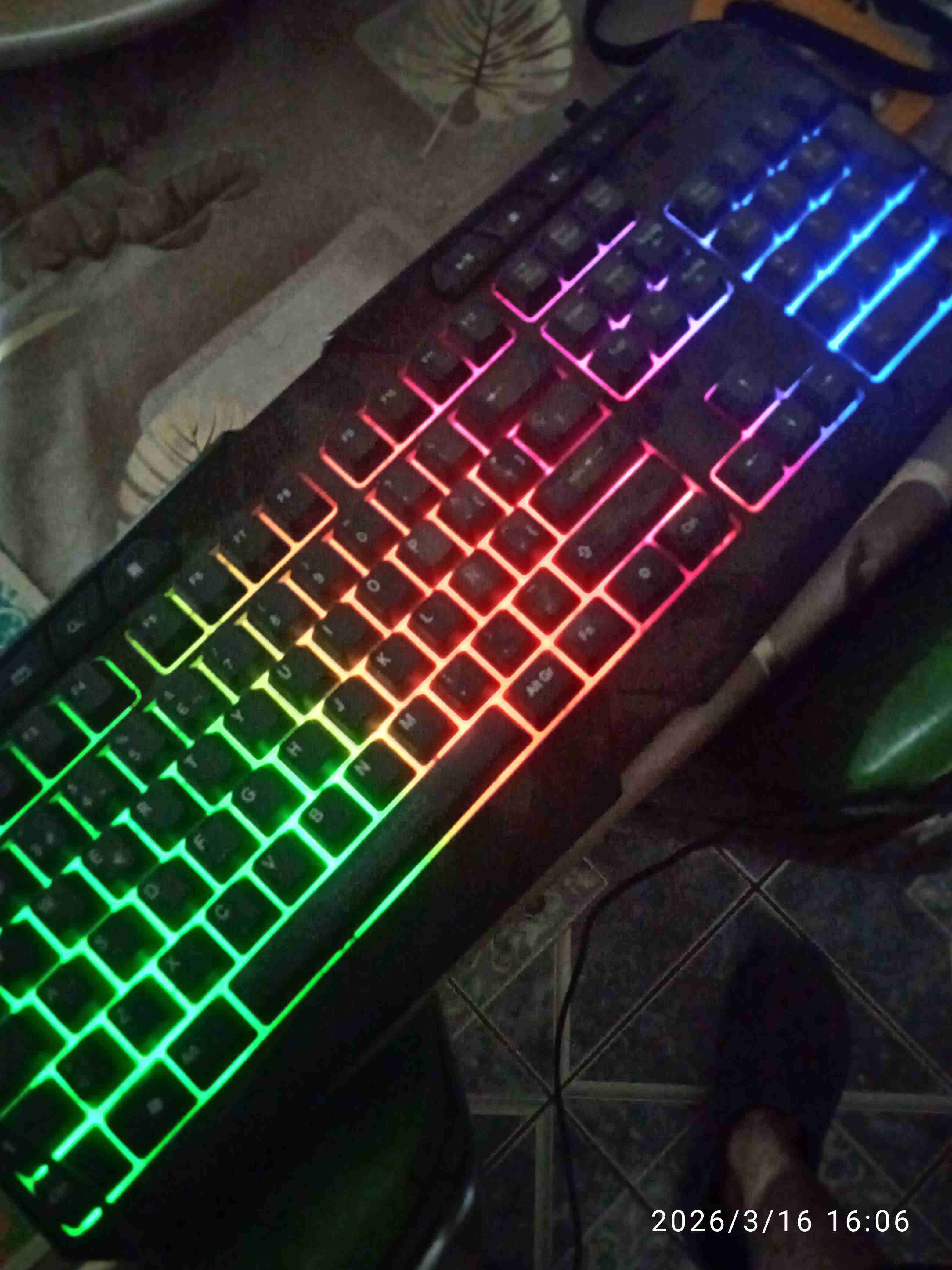 Laptop Acer azul con sticker, cargador y teclado - miniatura 5