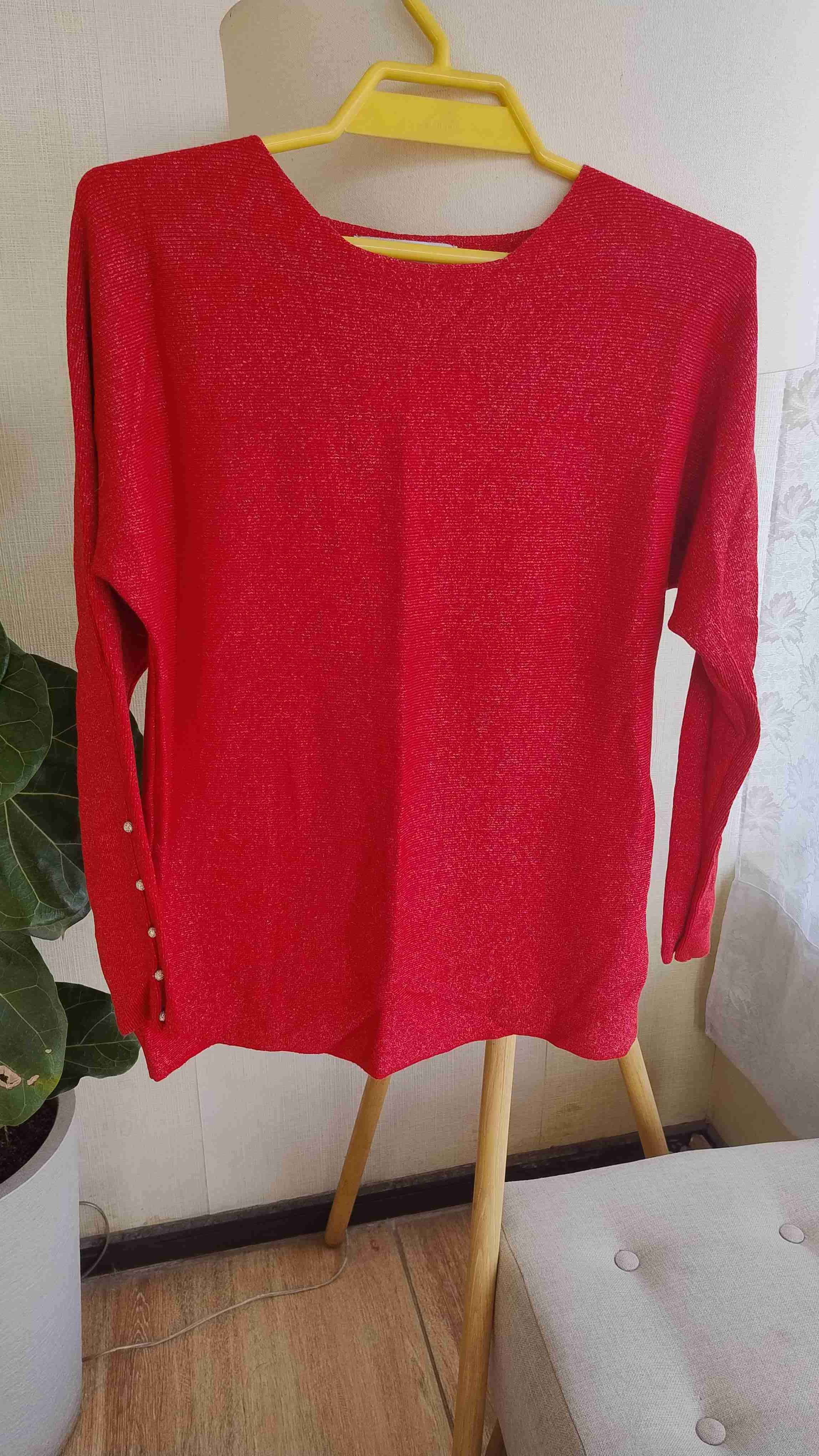 Sweatee rojo con bello detalle en mangas - miniatura 2