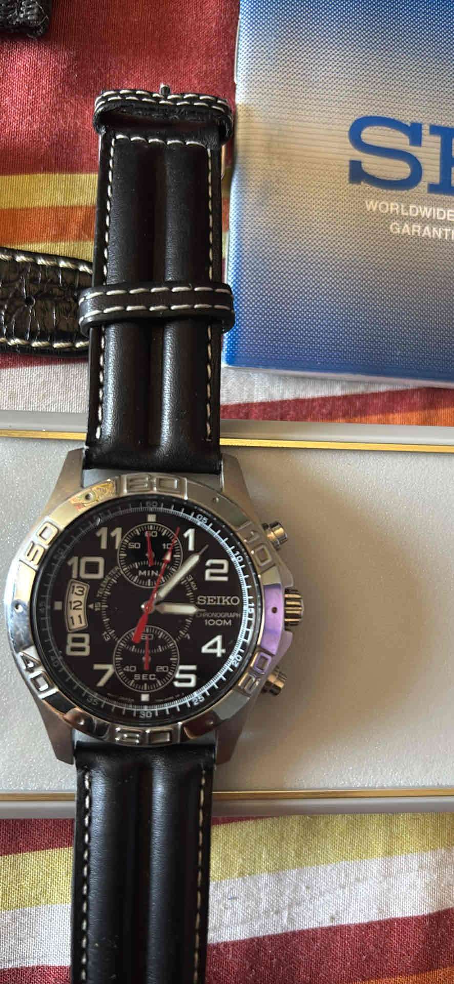 Reloj Seiko cronógrafo negro - miniatura 2