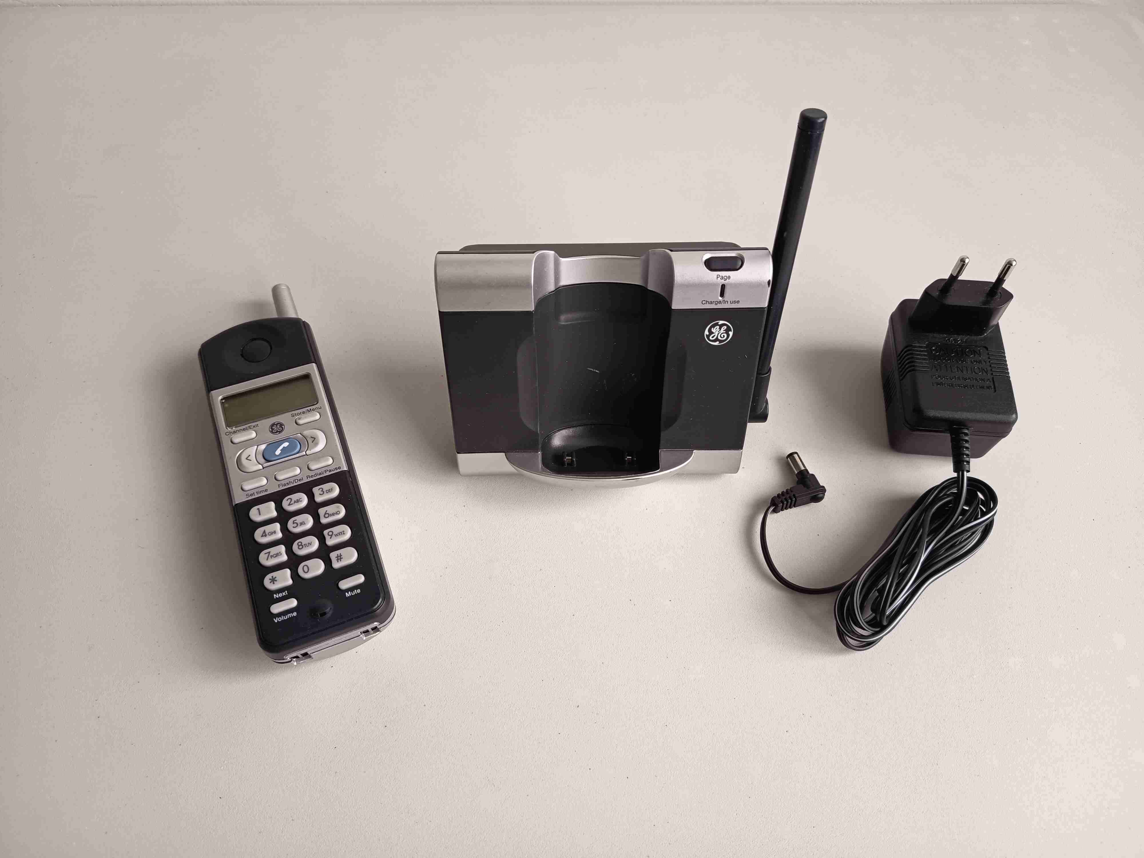 Teléfono inalámbrico con base GE