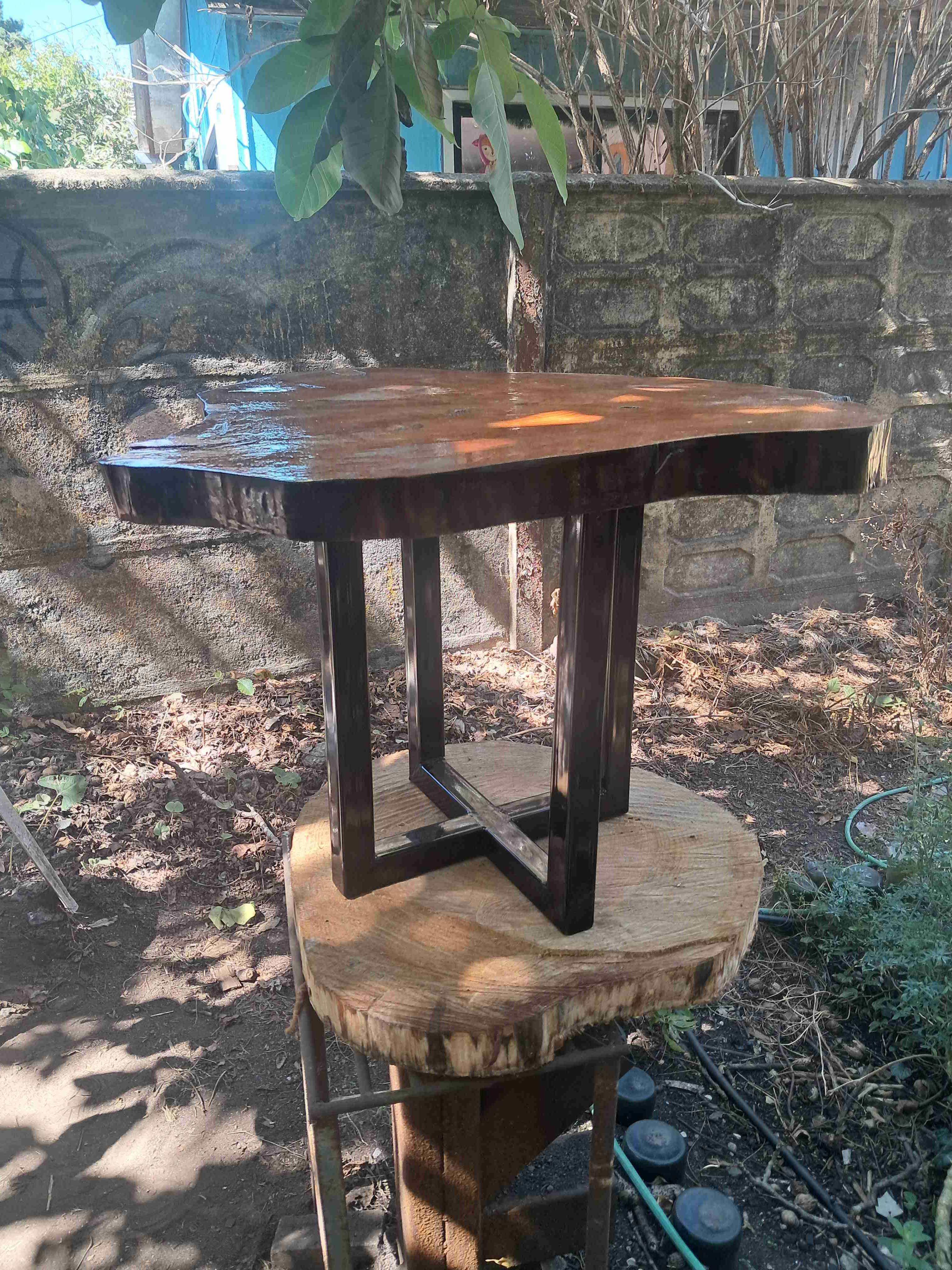 Mesa rústica de madera de Ciprés con base metalica - miniatura 3