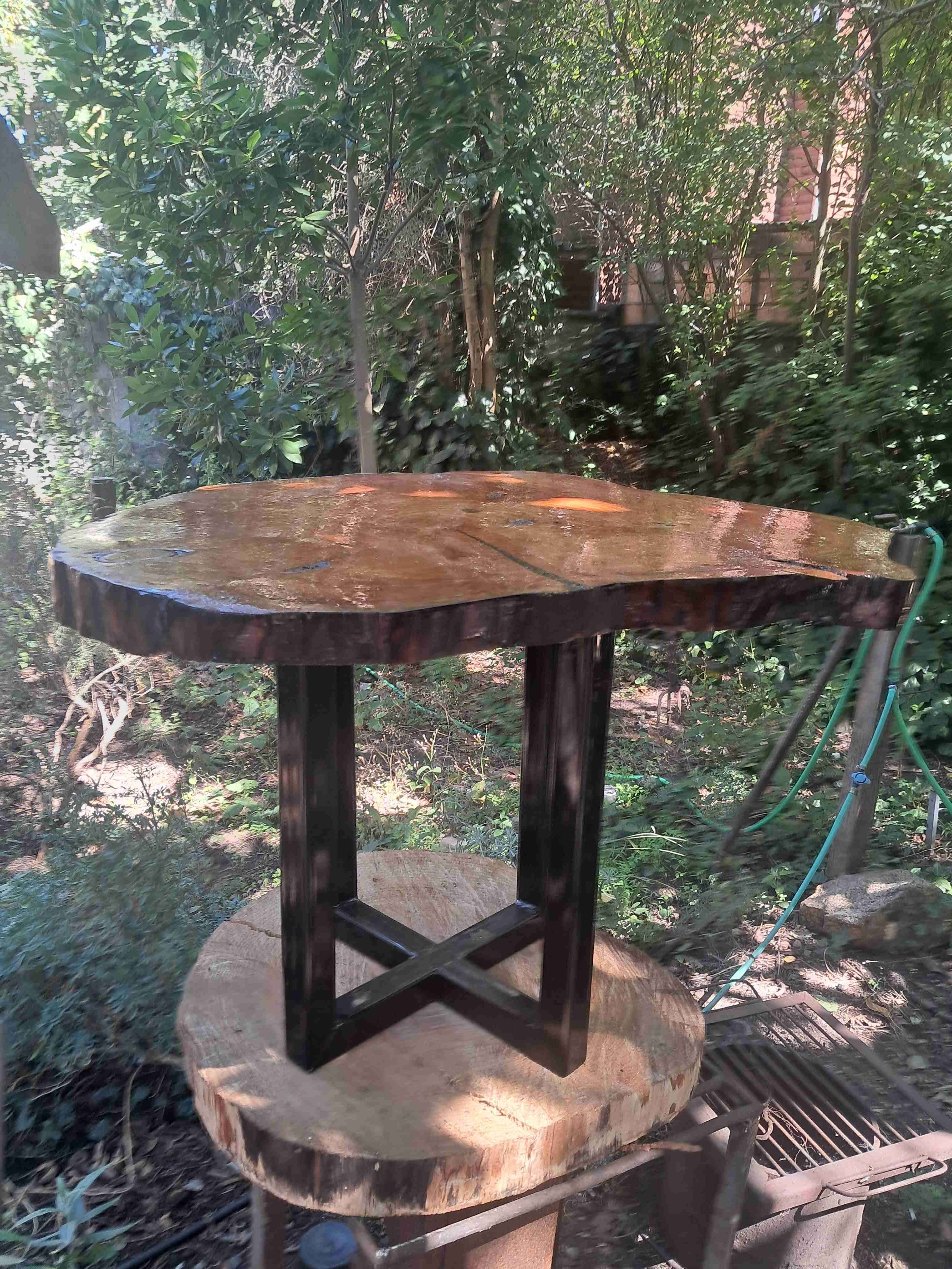 Mesa rústica de madera de Ciprés con base metalica - miniatura 4