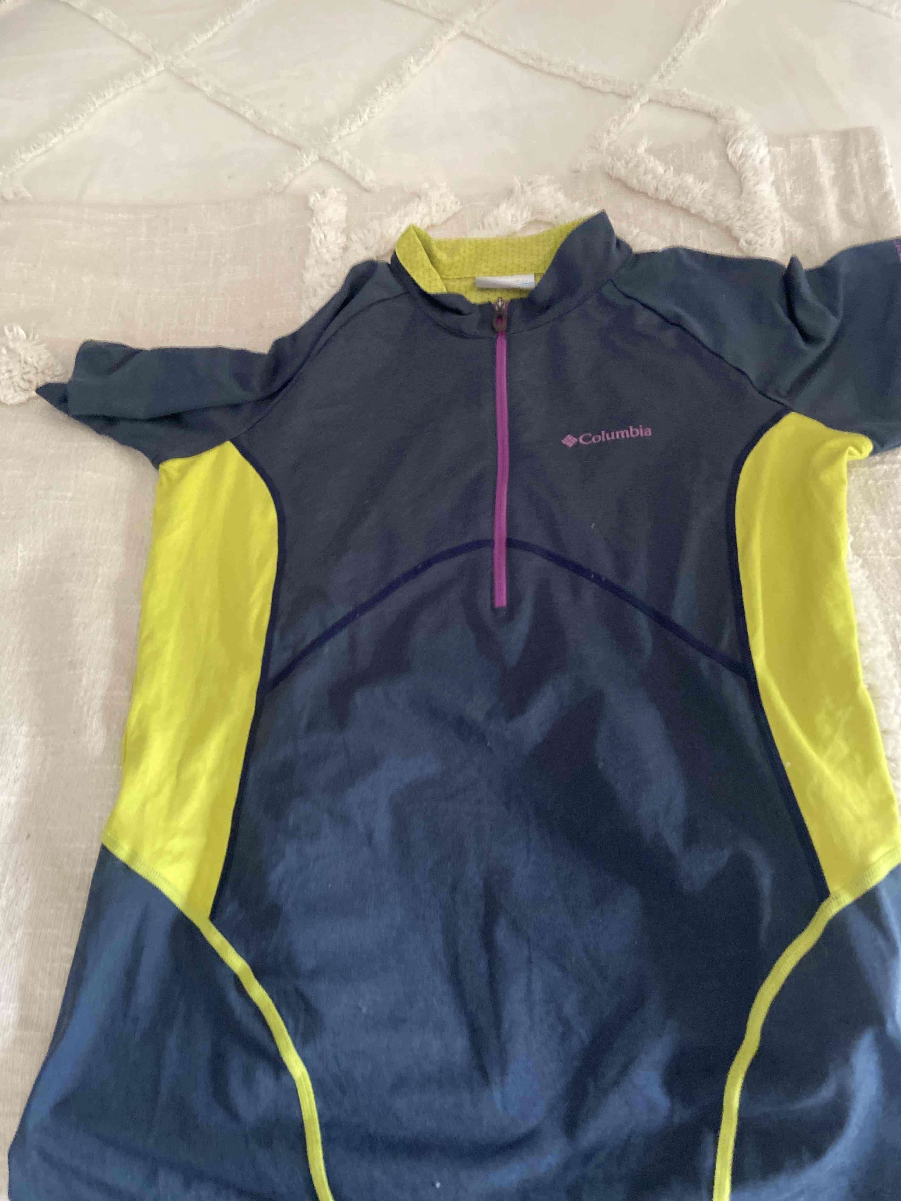 Polera deportiva Columbia azul y amarilla