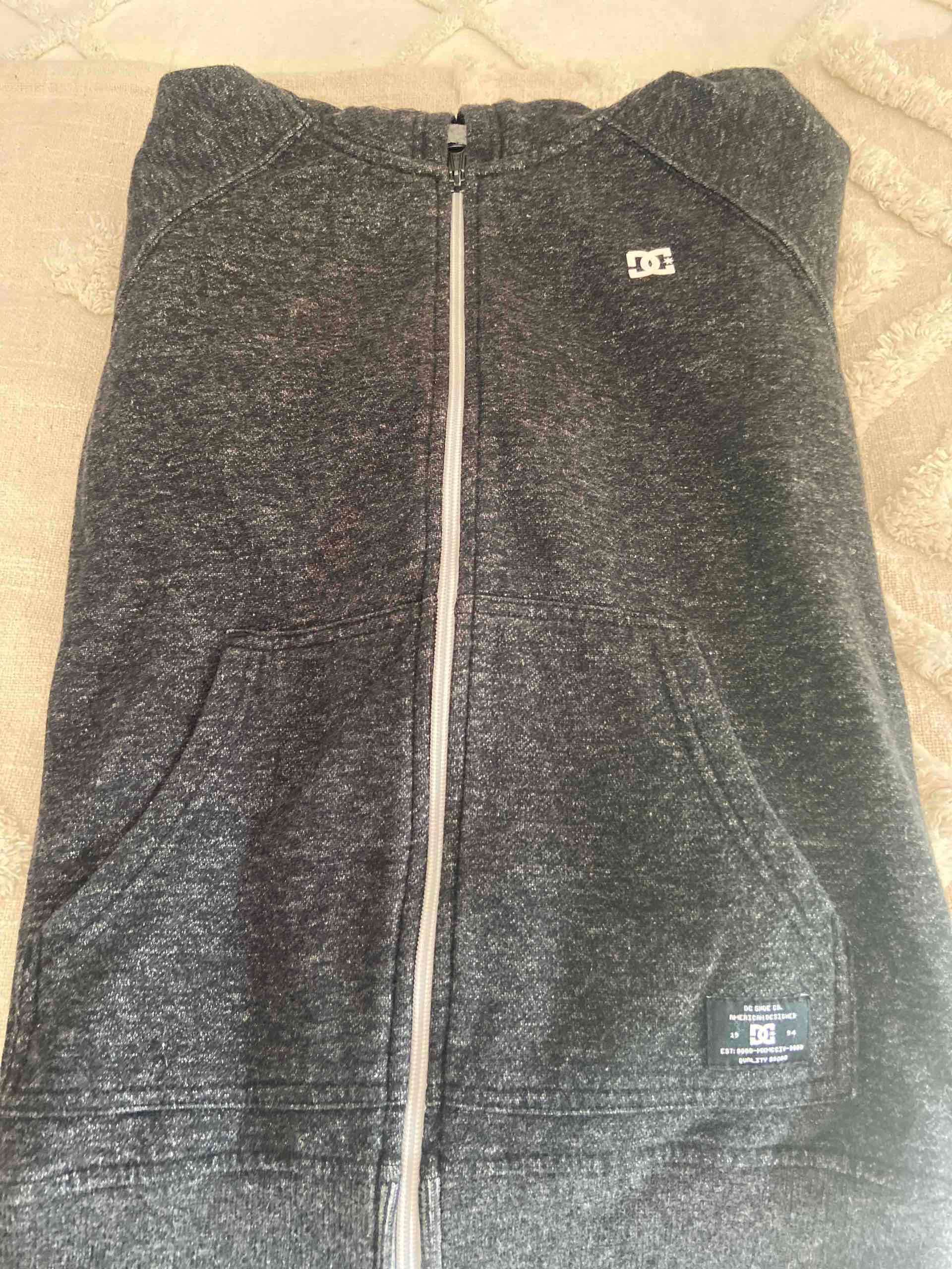 Polerón gris con cierre bcs