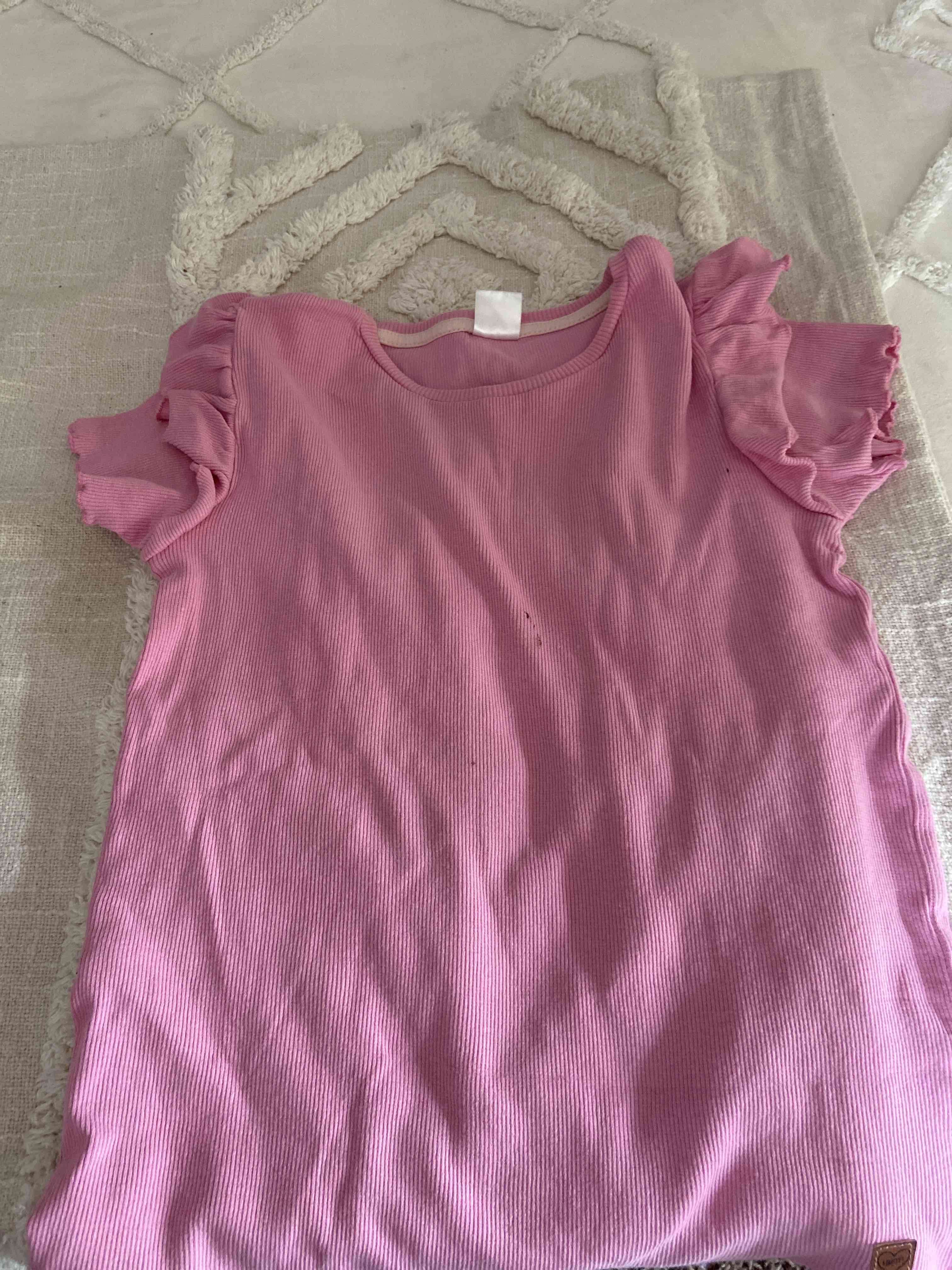 Polera rosada con vuelos