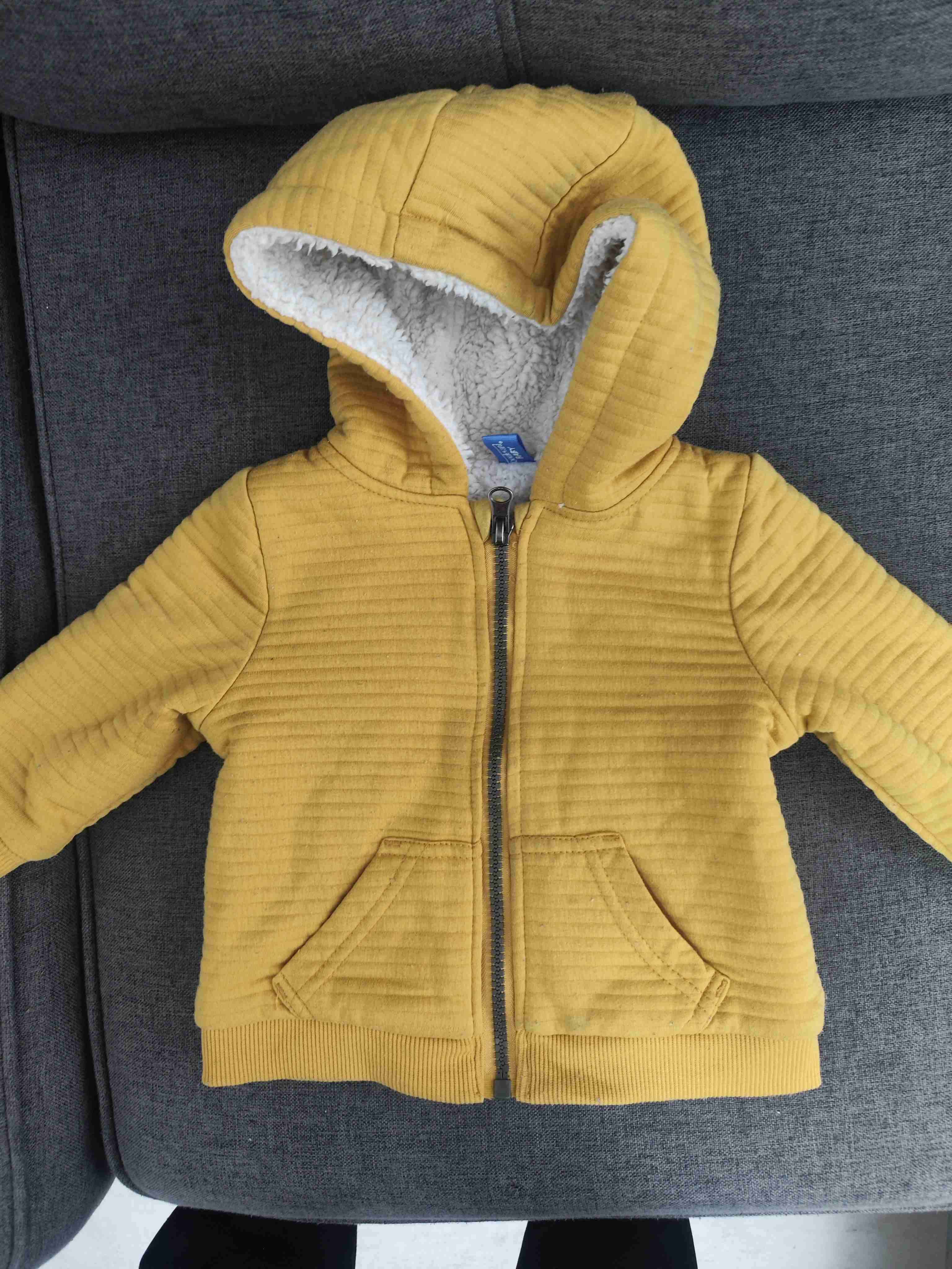 Polerón niño amarillo con gorro