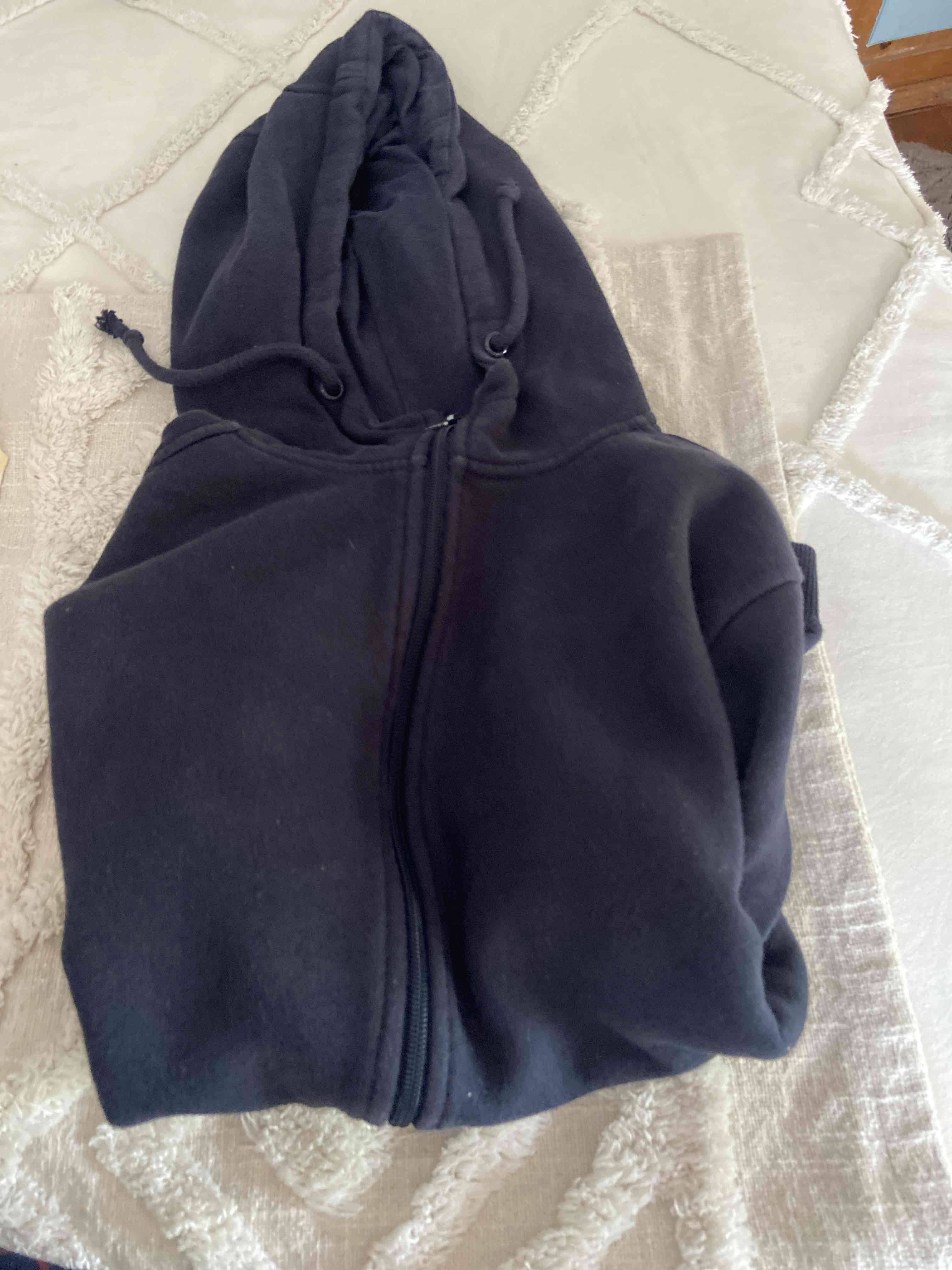 Polerón con capucha negro