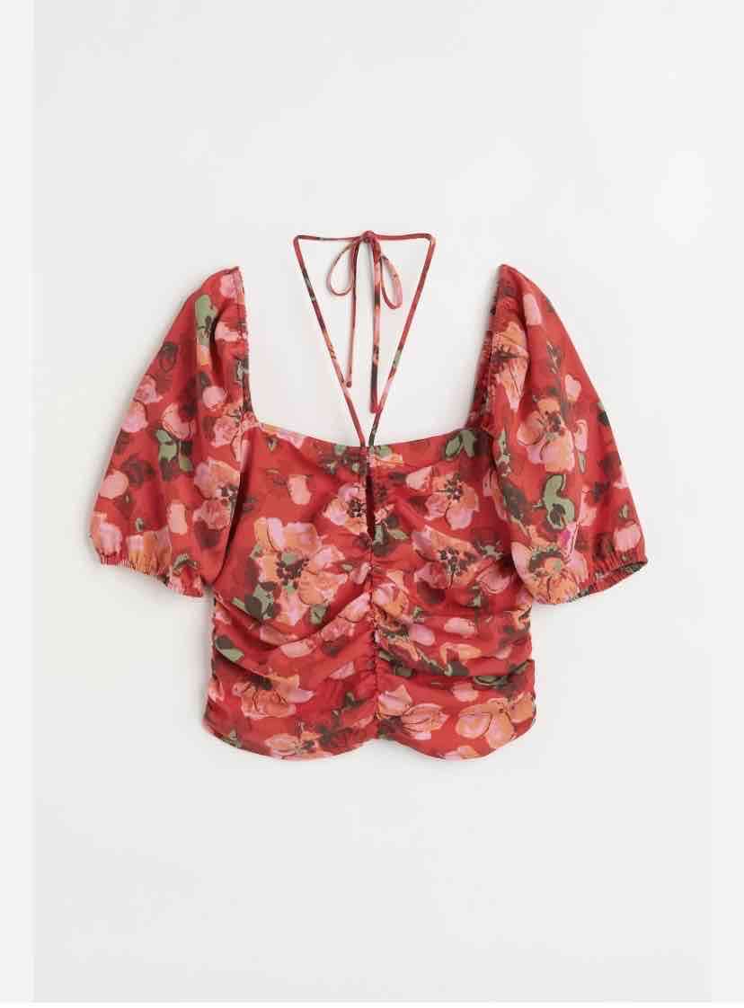 Top rojo con estampado floral