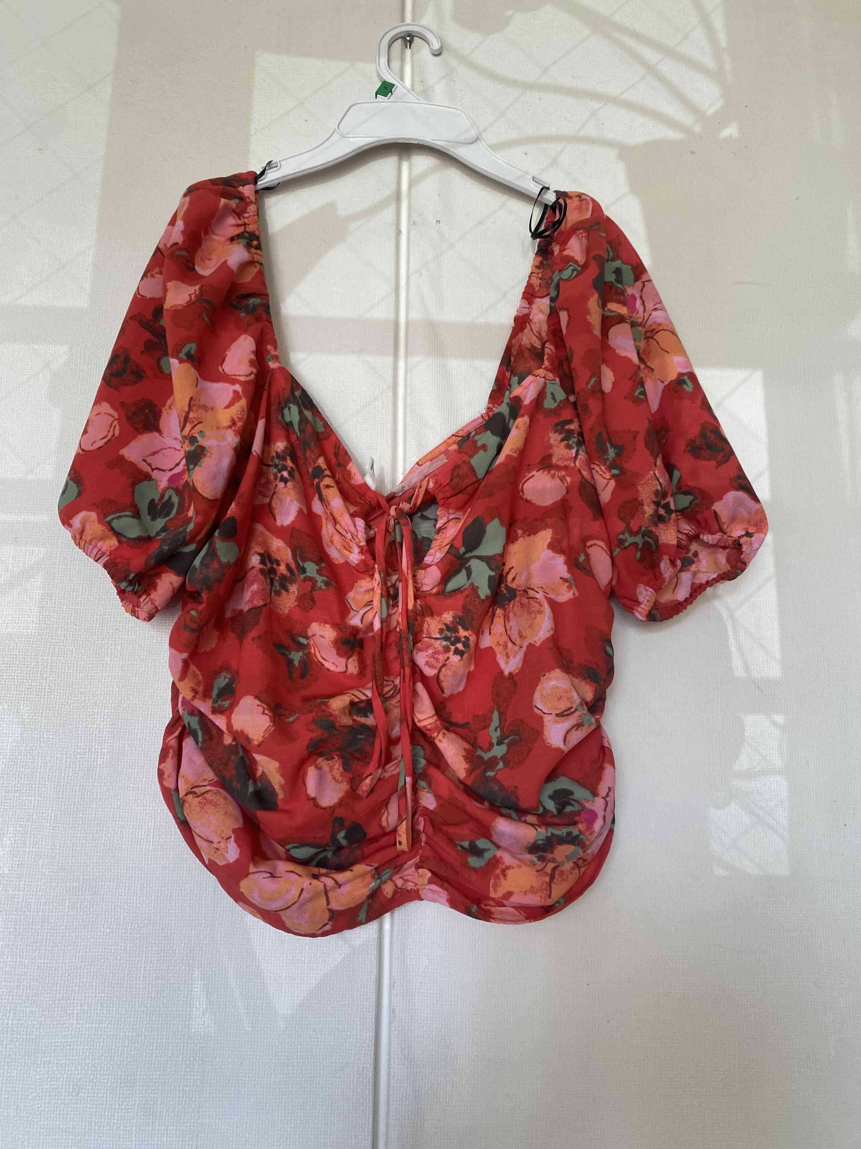 Top rojo con estampado floral - miniatura 2