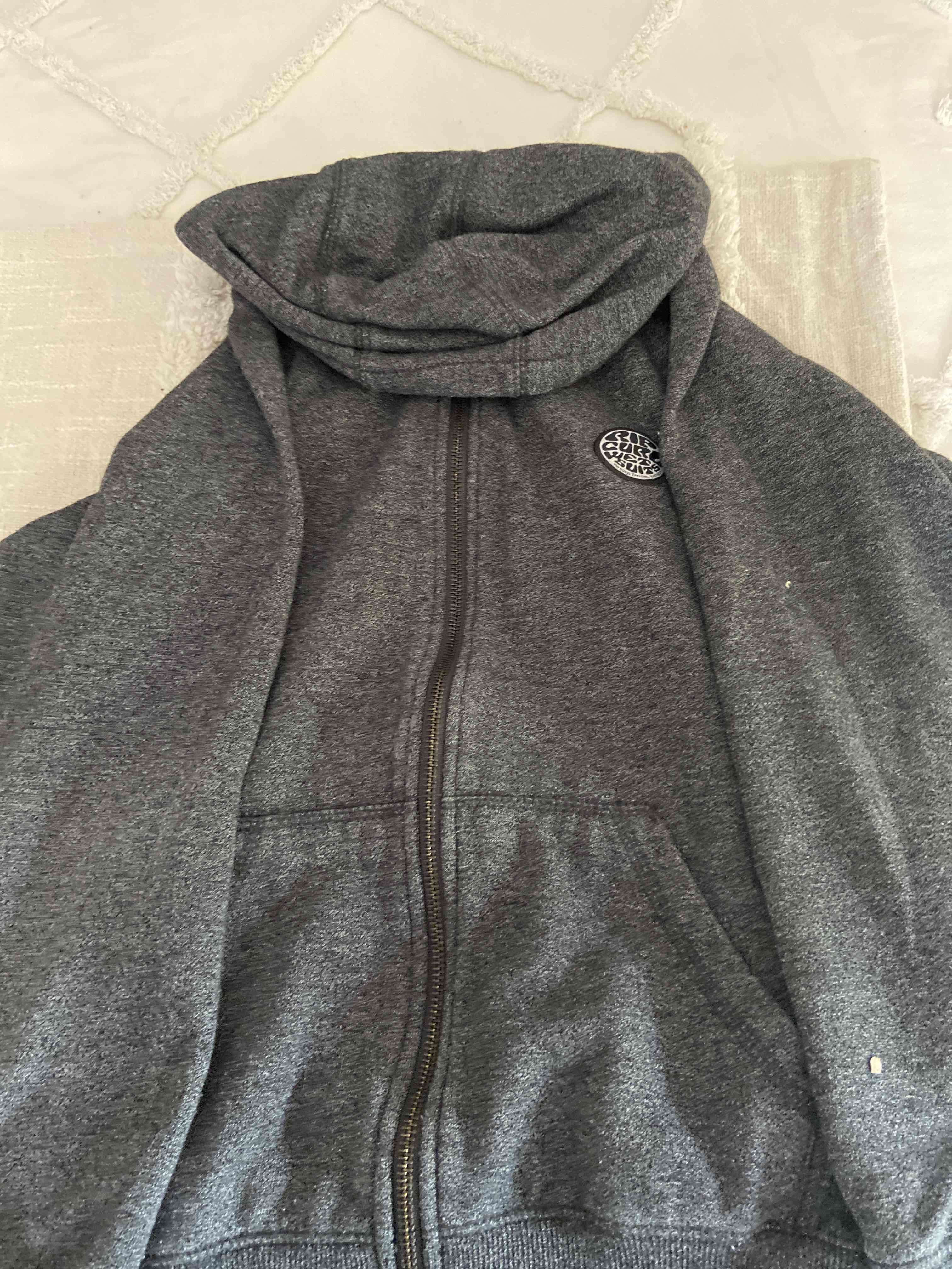 Polerón gris con capucha y cierre