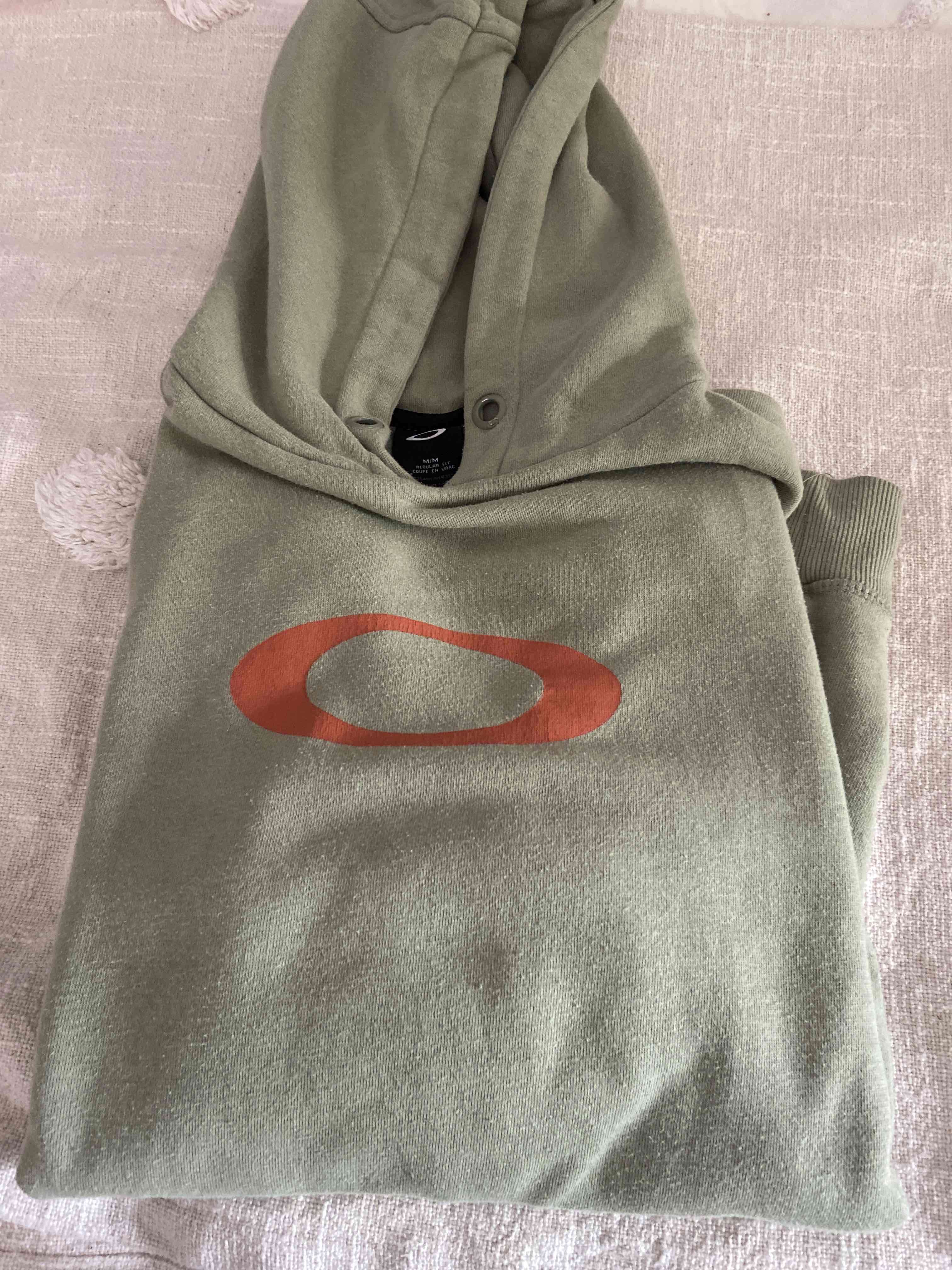 Polerón verde con capucha