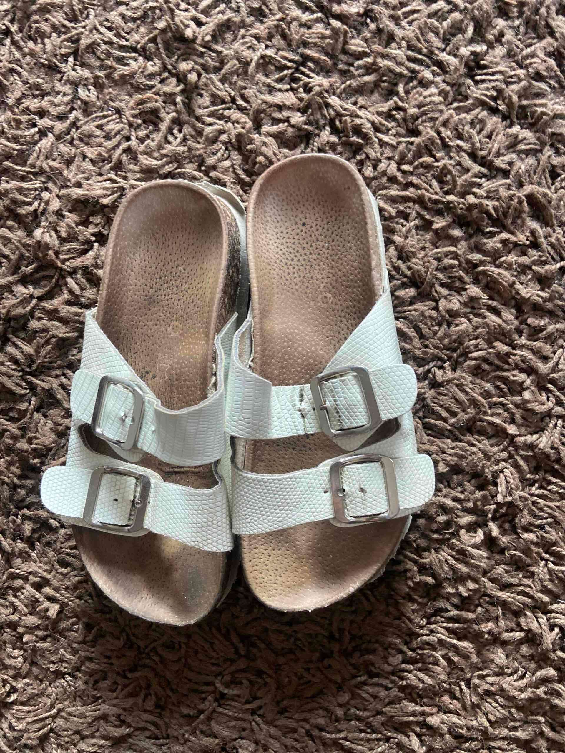 Sandalias blancas de correa ajustable