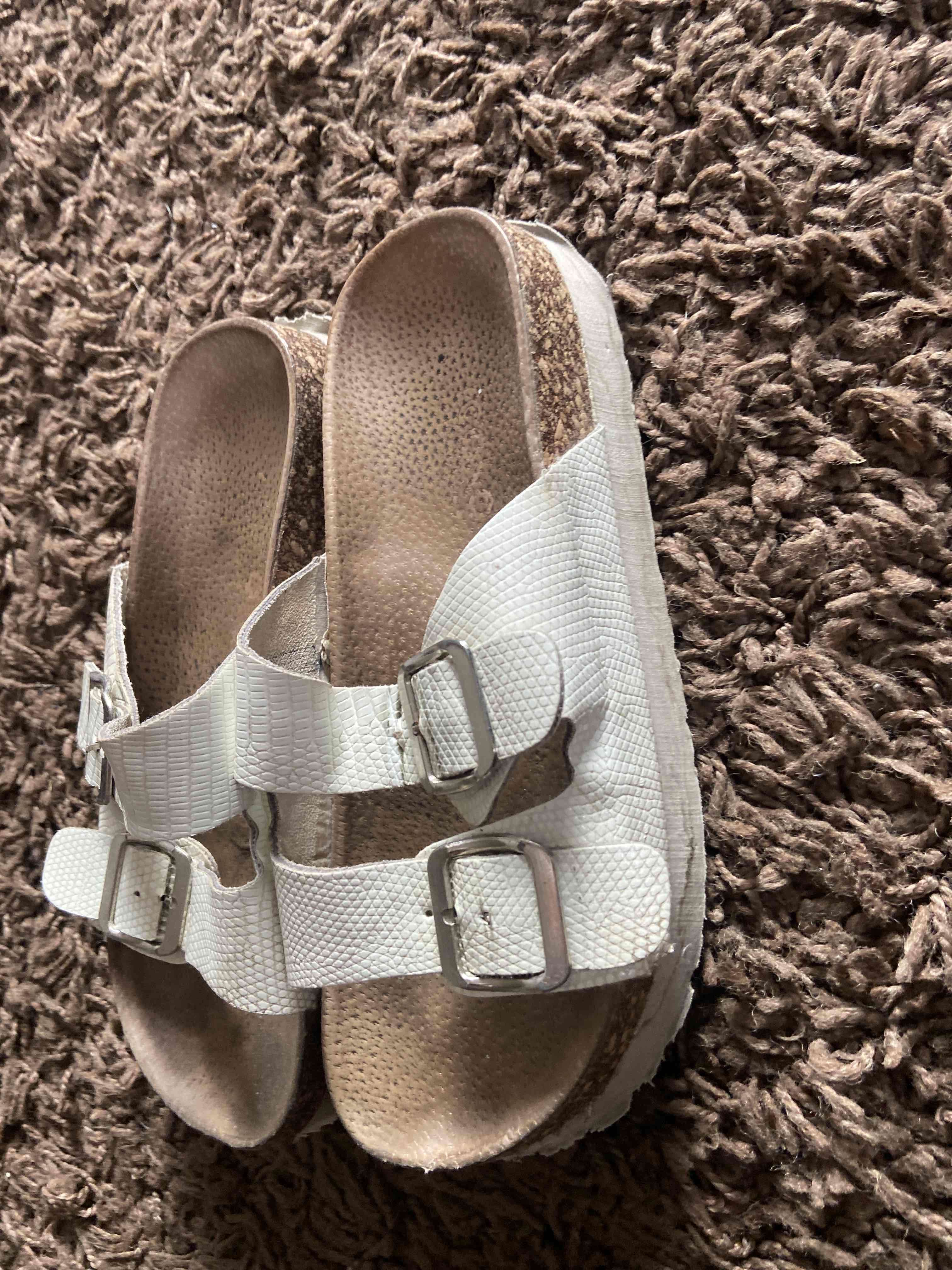 Sandalias blancas de correa ajustable - miniatura 2