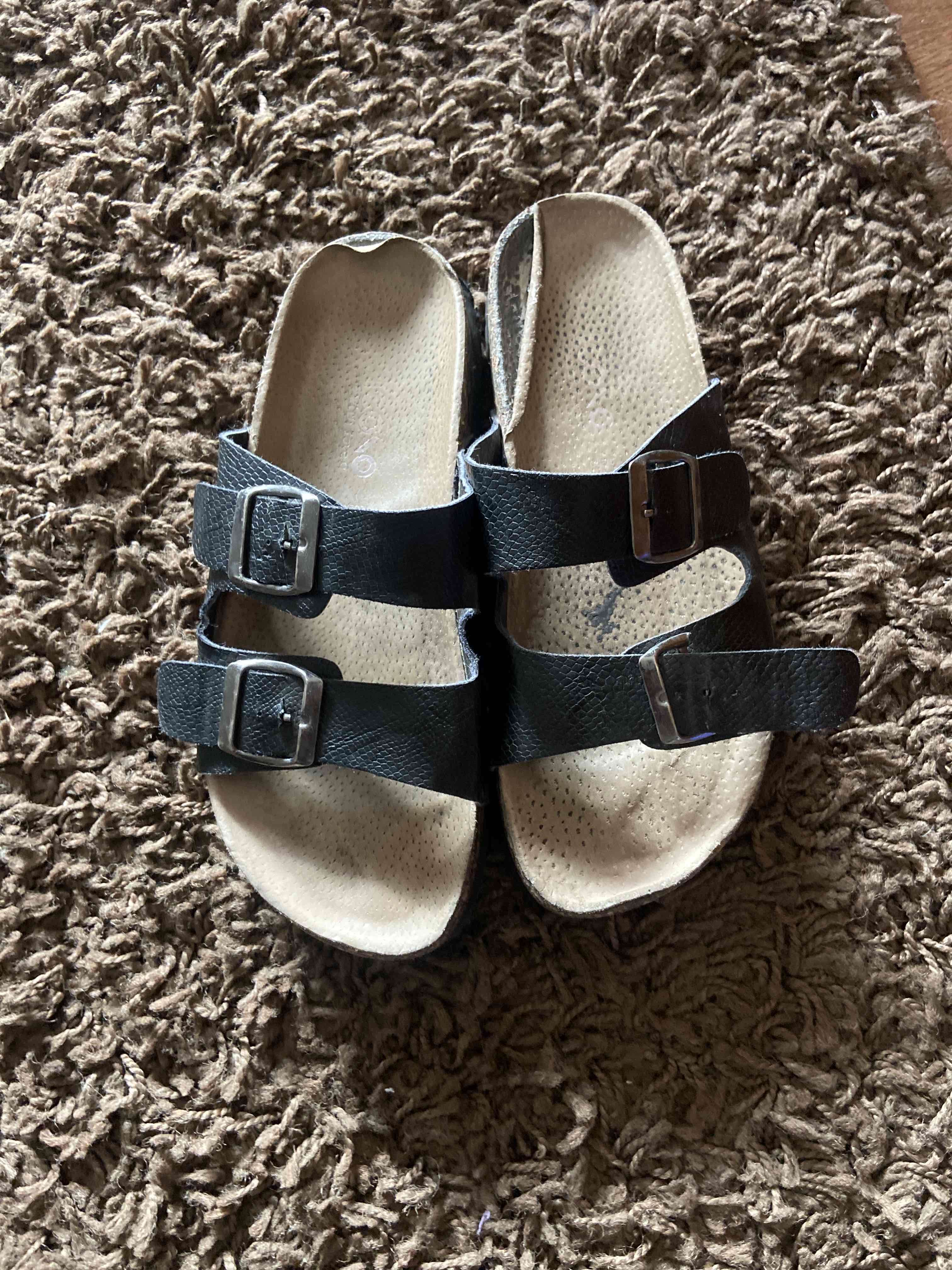 Sandalias negras de dos hebillas