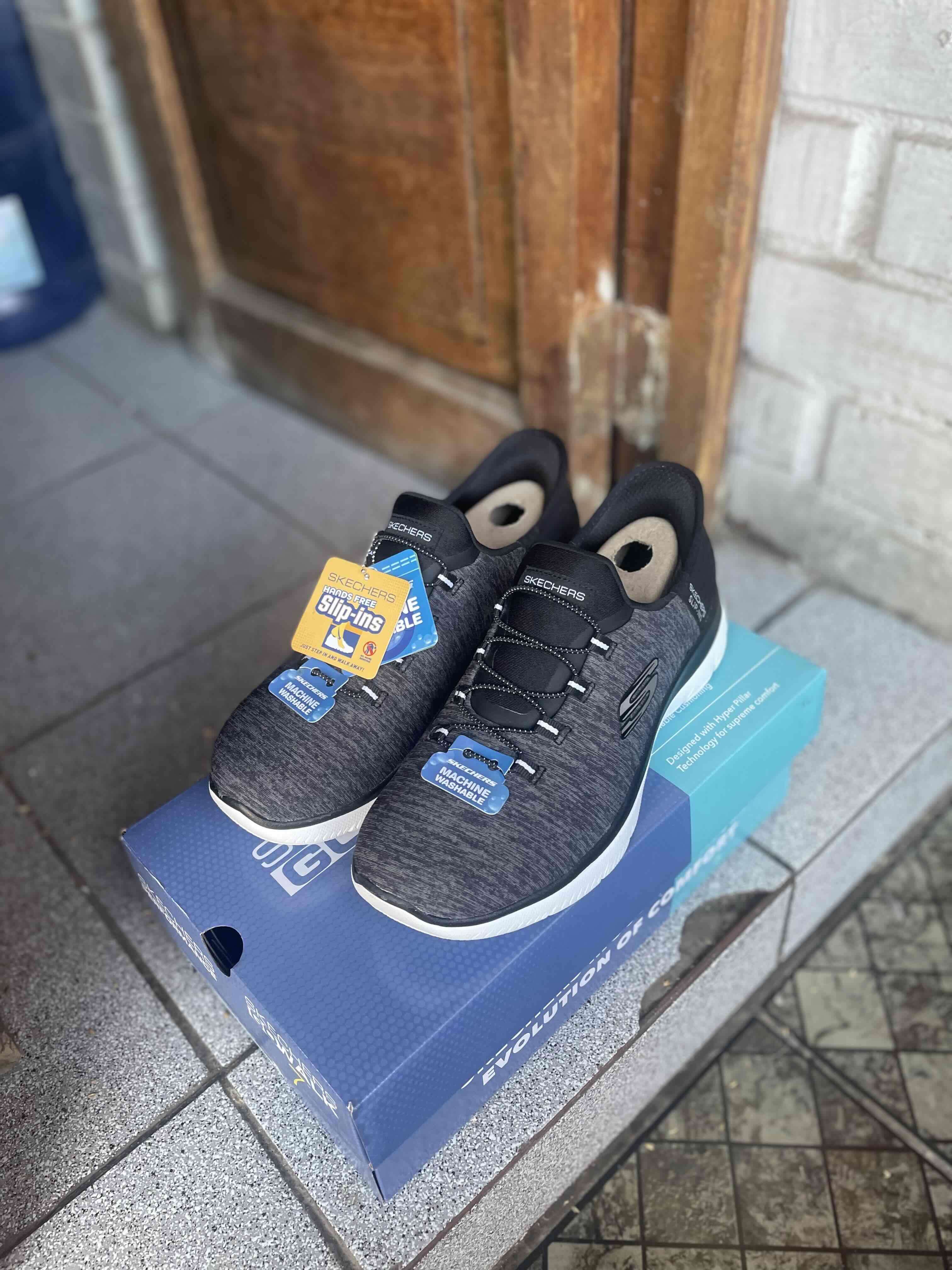 Zapatillas Skechers negras nuevas