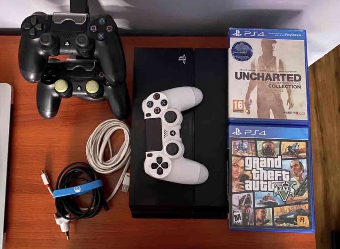 Consola PS4 con juegos y control - miniatura 2
