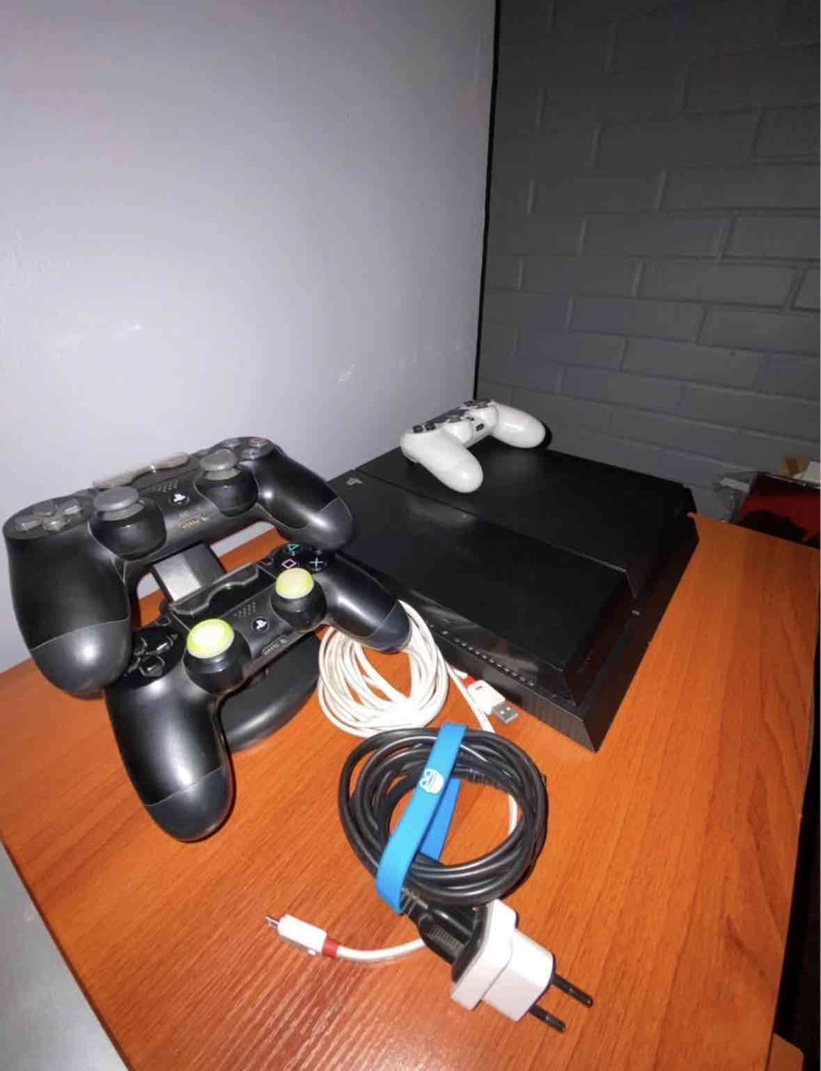 Consola PS4 con juegos y control - miniatura 3