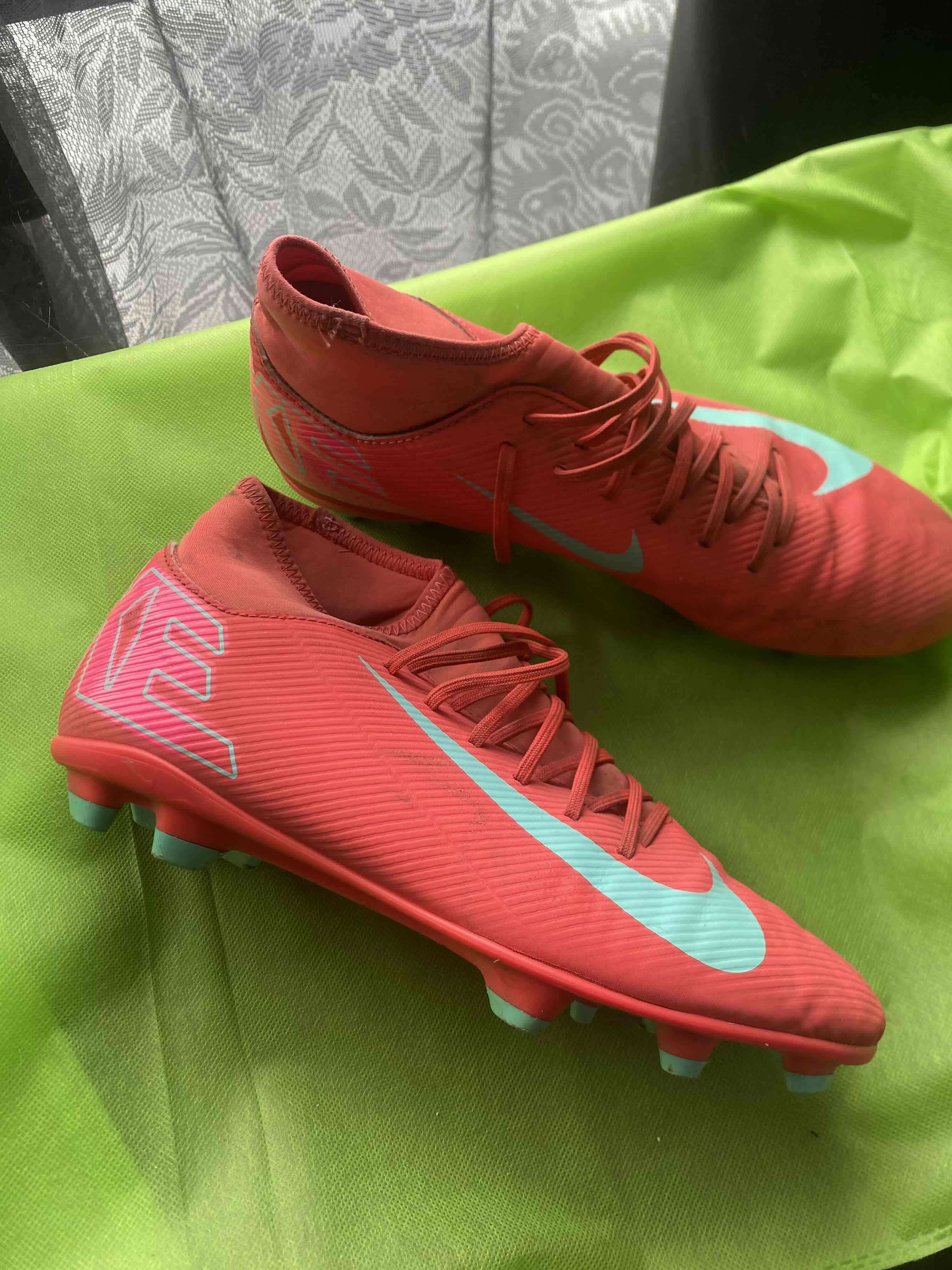 Zapatos de fútbol rojos y celestes