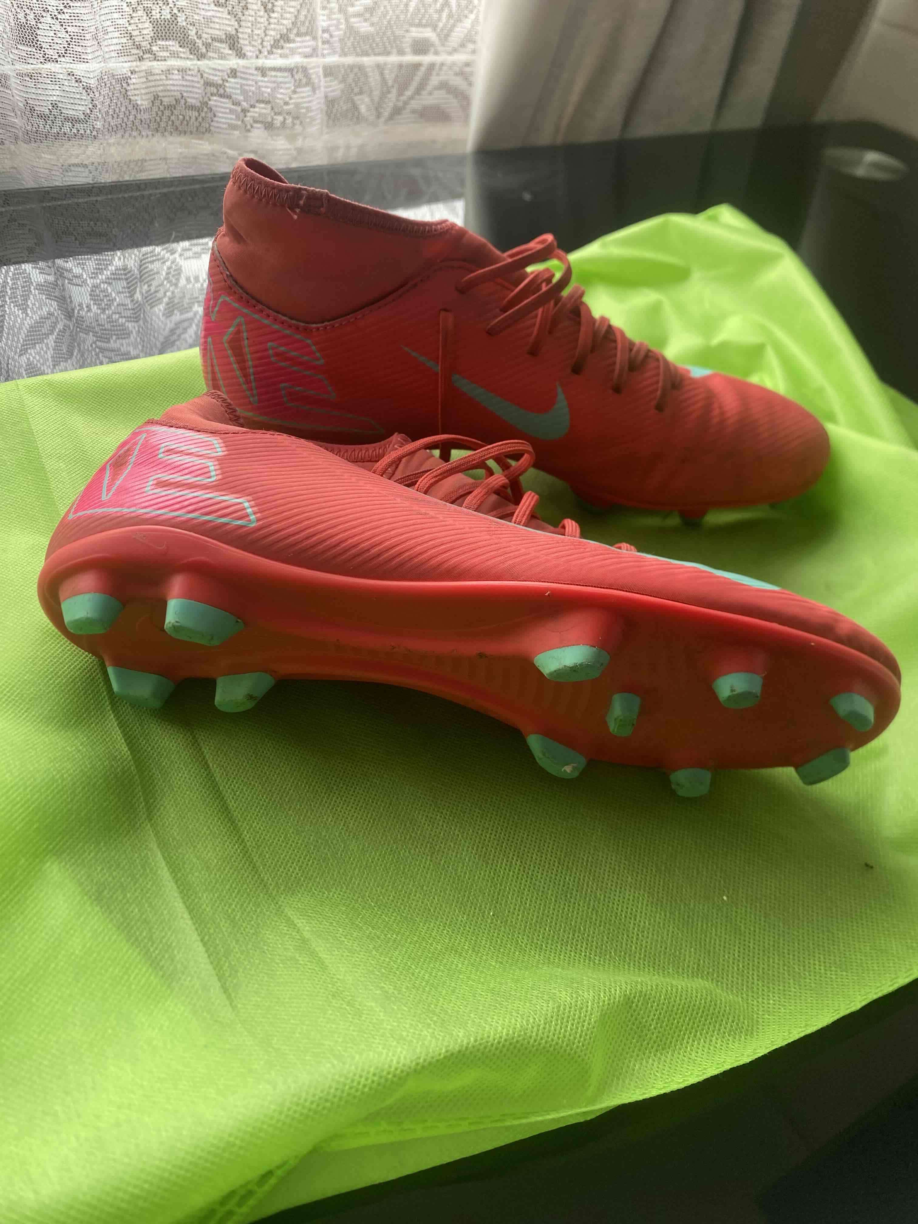 Zapatos de fútbol rojos y celestes - miniatura 2