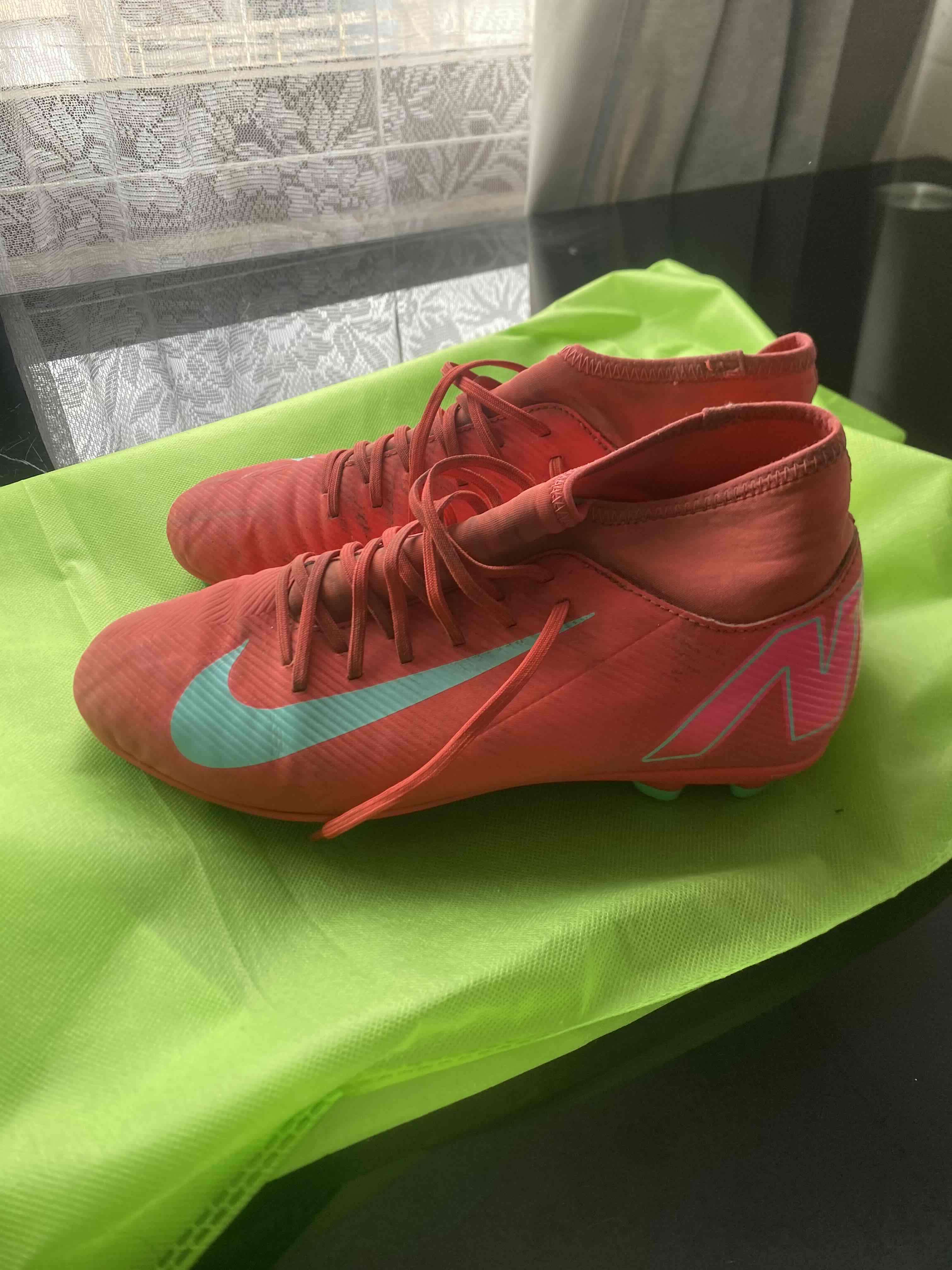 Zapatos de fútbol rojos y celestes - miniatura 3